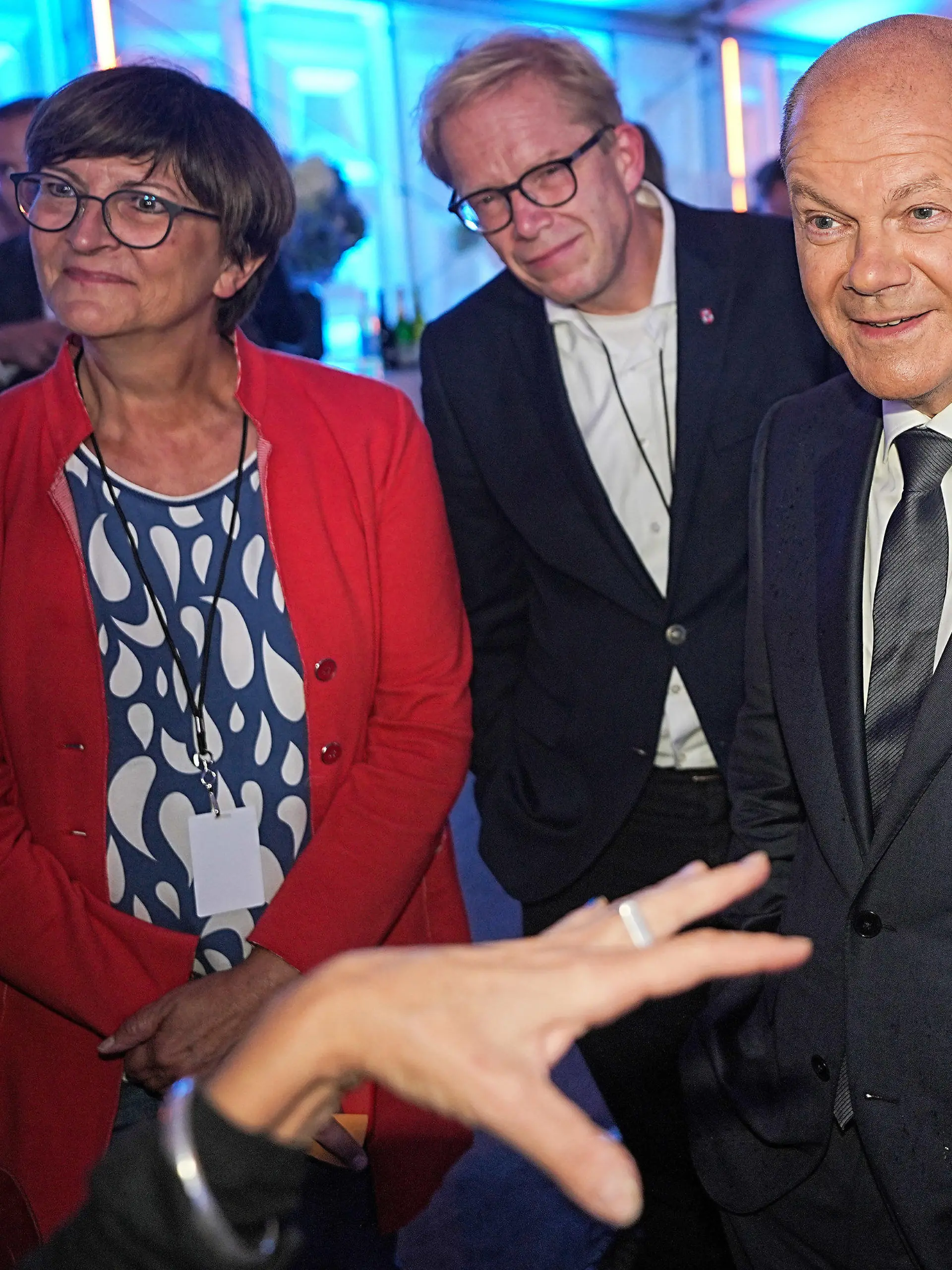 29.08.2021, Berlin: SPD-Kanzlerkandidat Olaf Scholz (r) unterhält sich im VIP Zelt nach der TV Diskussion, links die SPD-Vorsitzende Saskia Esken. Die Kanzlerkandidaten von Bündnis 90/Grüne, CDU und SPD, - Baerbock, Laschet, Scholz treffen in einer ersten TV Diskussion bei RTL und ntv aufeinander. Foto: Michael Kappeler/dpa Pool/dpa +++ dpa-Bildfunk +++