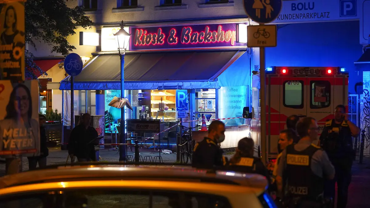 27.08.2021, Berlin: Einsatzkräfte der Polizei stehen vor einem Kiosk in der Reinickendorfer Straße. Nach mehreren Schüssen in Berlin-Wedding ist ein Mann gestorben. Foto: Jörg Carstensen/dpa +++ dpa-Bildfunk +++
