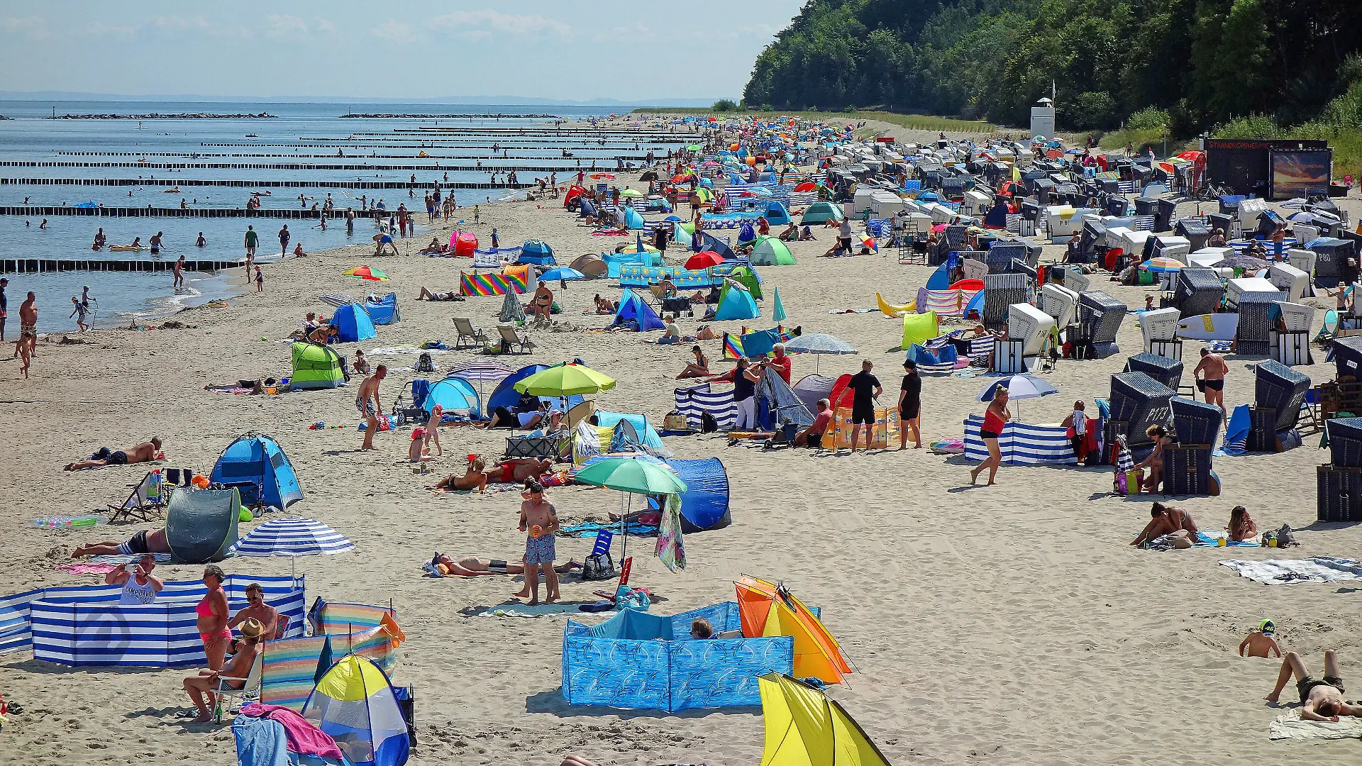 Hoch Elfi bringt auch auf Usedom Saharahitze den Urlaubern ist es recht voller Strande, volle Parkplätze, volle Promenade, als gäbe es kein Corona. Seebad Koserow 12.08.2021 Corona *** High Elfi brings also on Usedom Saharahitze the holiday-makers it is quite full Strande, full parking lots, full promenade, as if there were no Corona seaside resort Koserow 12 08 2021 Corona