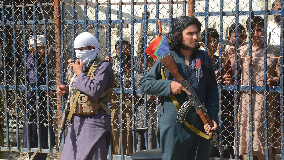 Taliban fighters and Pakistani soldiers are now guarding the Torkham crossing side Taliban fighters stand guard on their side at a border crossing point between Pakistan and Afghanistan, in Torkham, in Khyber district, Pakistan, Saturday, Aug. 21, 2021. In the current situation of Afghanistan, pedestrian movement has been limited in Torkham border, only stranded people on both sides and trucks taking goods to Afghanistan can pass through this border point. Taliban fighters stand guard on their side at a border crossing point between Pakistan and Afghanistan, in Torkham, in Khyber district, Pakistan, Saturday, Aug. 21, 2021. In the current situation of Afghanistan, pedestrian movement has been limited in Torkham border, only stranded people Copyright: HussainxAli