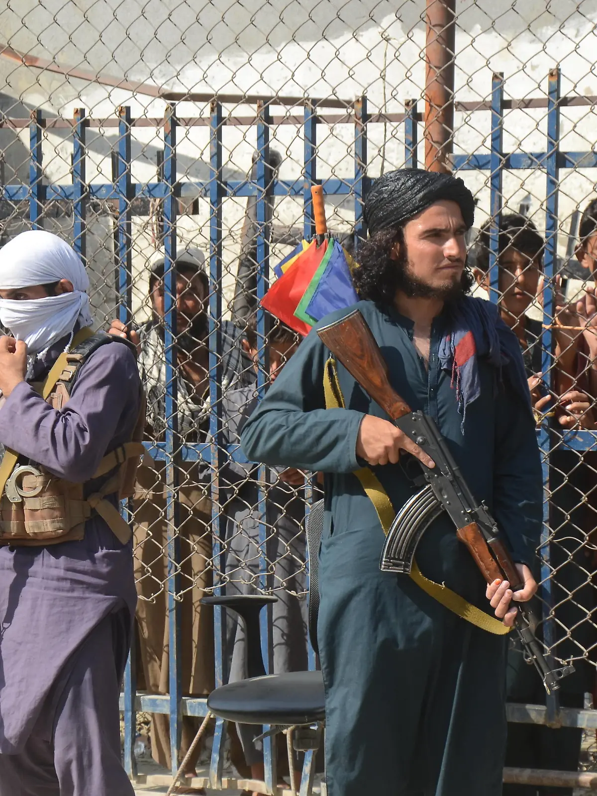  Taliban fighters and Pakistani soldiers are now guarding the Torkham crossing side Taliban fighters stand guard on their side at a border crossing point between Pakistan and Afghanistan, in Torkham, in Khyber district, Pakistan, Saturday, Aug. 21, 2021. In the current situation of Afghanistan, pedestrian movement has been limited in Torkham border, only stranded people on both sides and trucks taking goods to Afghanistan can pass through this border point. Taliban fighters stand guard on their side at a border crossing point between Pakistan and Afghanistan, in Torkham, in Khyber district, Pakistan, Saturday, Aug. 21, 2021. In the current situation of Afghanistan, pedestrian movement has been limited in Torkham border, only stranded people Copyright: HussainxAli