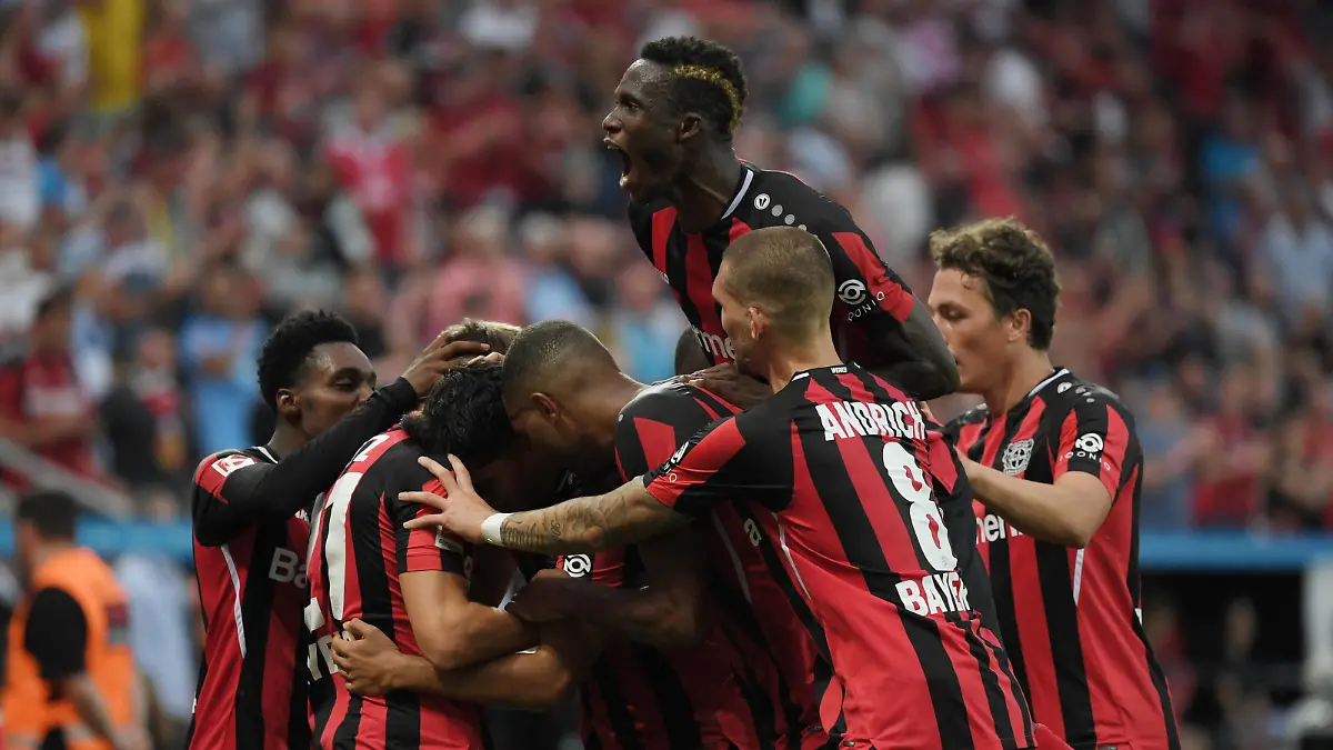 Jubel Leverkusen nach dem 4:0 von Nadiem Amiri Bayer 04 Leverkusen, oben Odilon Kossounou Bayer 04 Leverkusen, vorne Robert Andrich Bayer 04 Leverkusen 21.08.2021, Fussball GER, Saison 2021 2022, 1. Bundesliga, 2. Spieltag, Bayer 04 Leverkusen - Borussia Mönchengladbach 4:0, Foto: Weis/TEAM2sportphoto ***DFL regulations prohibit any use of photographs as image sequences and/or quasi-video.*** Leverkusen Nordrhein Westfalen Deutschland *** Cheers Leverkusen after the 4 0 of Nadiem Amiri Bayer 04 Leverkusen , top Odilon Kossounou Bayer 04 Leverkusen , front Robert Andrich Bayer 04 Leverkusen 21 08 2021, Football GER, Season 2021 2022, 1 Bundesliga, 2 Matchday, Bayer 04 Leverkusen Borussia Mönchengladbach 4 0, Foto Weis TEAM2sportphoto DFL regulations prohibit any use of photographs as image sequences and or quasi video Leverkusen Nordrhein Westfalen Deutschland Team2 