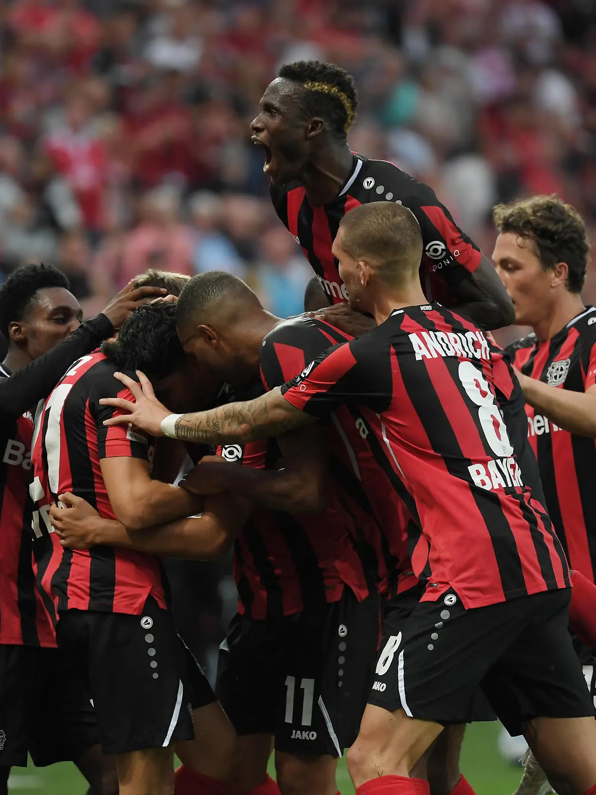 Jubel Leverkusen nach dem 4:0 von Nadiem Amiri Bayer 04 Leverkusen, oben Odilon Kossounou Bayer 04 Leverkusen, vorne Robert Andrich Bayer 04 Leverkusen 21.08.2021, Fussball GER, Saison 2021 2022, 1. Bundesliga, 2. Spieltag, Bayer 04 Leverkusen - Borussia Mönchengladbach 4:0, Foto: Weis/TEAM2sportphoto ***DFL regulations prohibit any use of photographs as image sequences and/or quasi-video.*** Leverkusen Nordrhein Westfalen Deutschland *** Cheers Leverkusen after the 4 0 of Nadiem Amiri Bayer 04 Leverkusen , top Odilon Kossounou Bayer 04 Leverkusen , front Robert Andrich Bayer 04 Leverkusen 21 08 2021, Football GER, Season 2021 2022, 1 Bundesliga, 2 Matchday, Bayer 04 Leverkusen Borussia Mönchengladbach 4 0, Foto Weis TEAM2sportphoto DFL regulations prohibit any use of photographs as image sequences and or quasi video Leverkusen Nordrhein Westfalen Deutschland Team2 