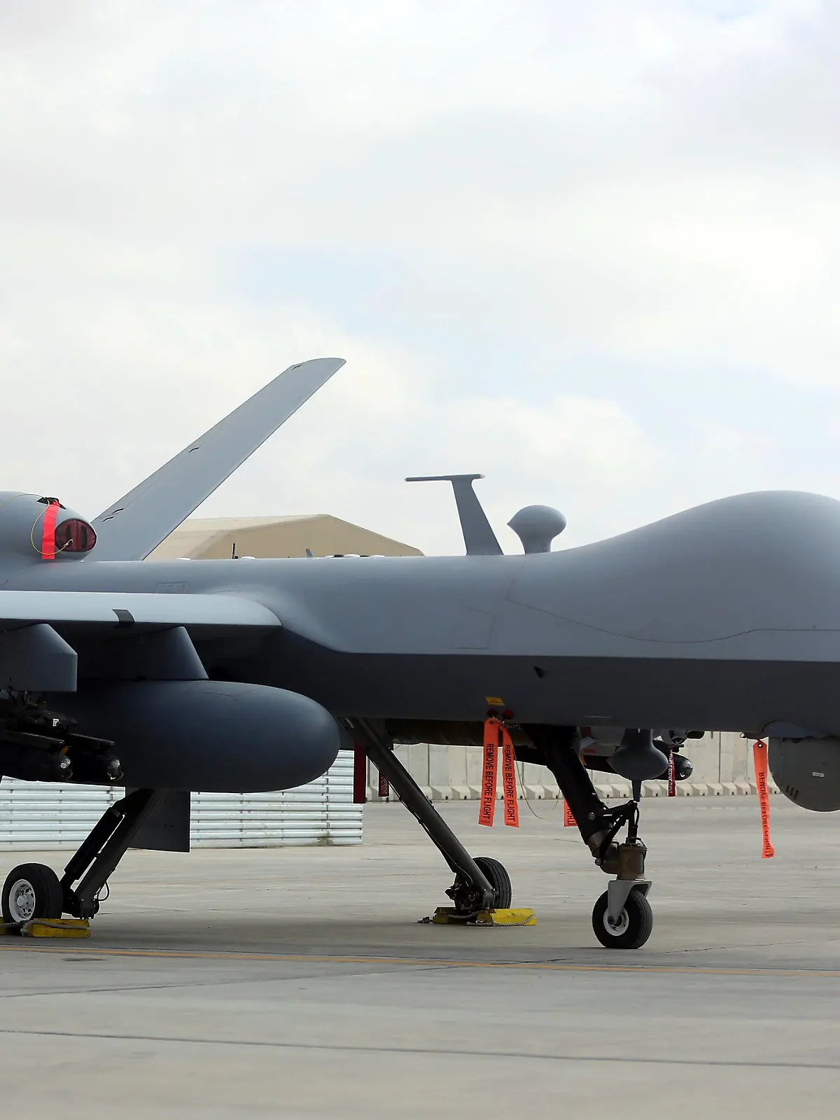ARCHIV - 23.01.2018, Afghanistan, Kandahar: Eine US-amerikanische Drohne vom Typ MQ-9 steht am 23.01.2018 während einer Flugschau auf dem Flugplatz von Kandahar (Afghanistan). Die USA haben mit einem Vergeltungsangriff auf den tödlichen Terroranschlag in Kabul reagiert und einen örtlichen Ableger der Terrormiliz IS attackiert. Der unbemannte Luftschlag in der afghanischen Provinz Nangahar habe «einem Planer» von Isis-K gegolten. (ACHTUNG nur zur Illustration, es ist nicht bekannt, mit welchem Typ Drohne der Luftschlag erfolgt ist!) Foto: Massoud Hossaini/MH/AP/dpa +++ dpa-Bildfunk +++