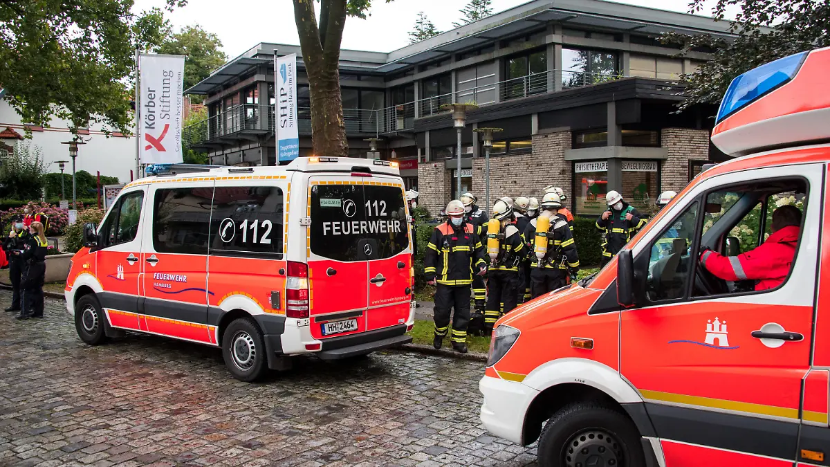 28.08.2021, Hamburg: Zahlreiche Einsatzkräfte stehen im Stadtteil Bergedorf vor einem physiotherapeutischen Zentrum, in dem ein Schwimmunterricht für Kinder stattfindet. Bei einem Austritt von Chlorgas während des Unterrichts sind sechs Kinder und eine Lehrerin verletzt worden. Foto: Daniel Bockwoldt/dpa +++ dpa-Bildfunk +++