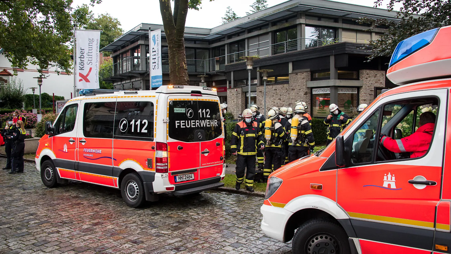 28.08.2021, Hamburg: Zahlreiche Einsatzkräfte stehen im Stadtteil Bergedorf vor einem physiotherapeutischen Zentrum, in dem ein Schwimmunterricht für Kinder stattfindet. Bei einem Austritt von Chlorgas während des Unterrichts sind sechs Kinder und eine Lehrerin verletzt worden. Foto: Daniel Bockwoldt/dpa +++ dpa-Bildfunk +++
