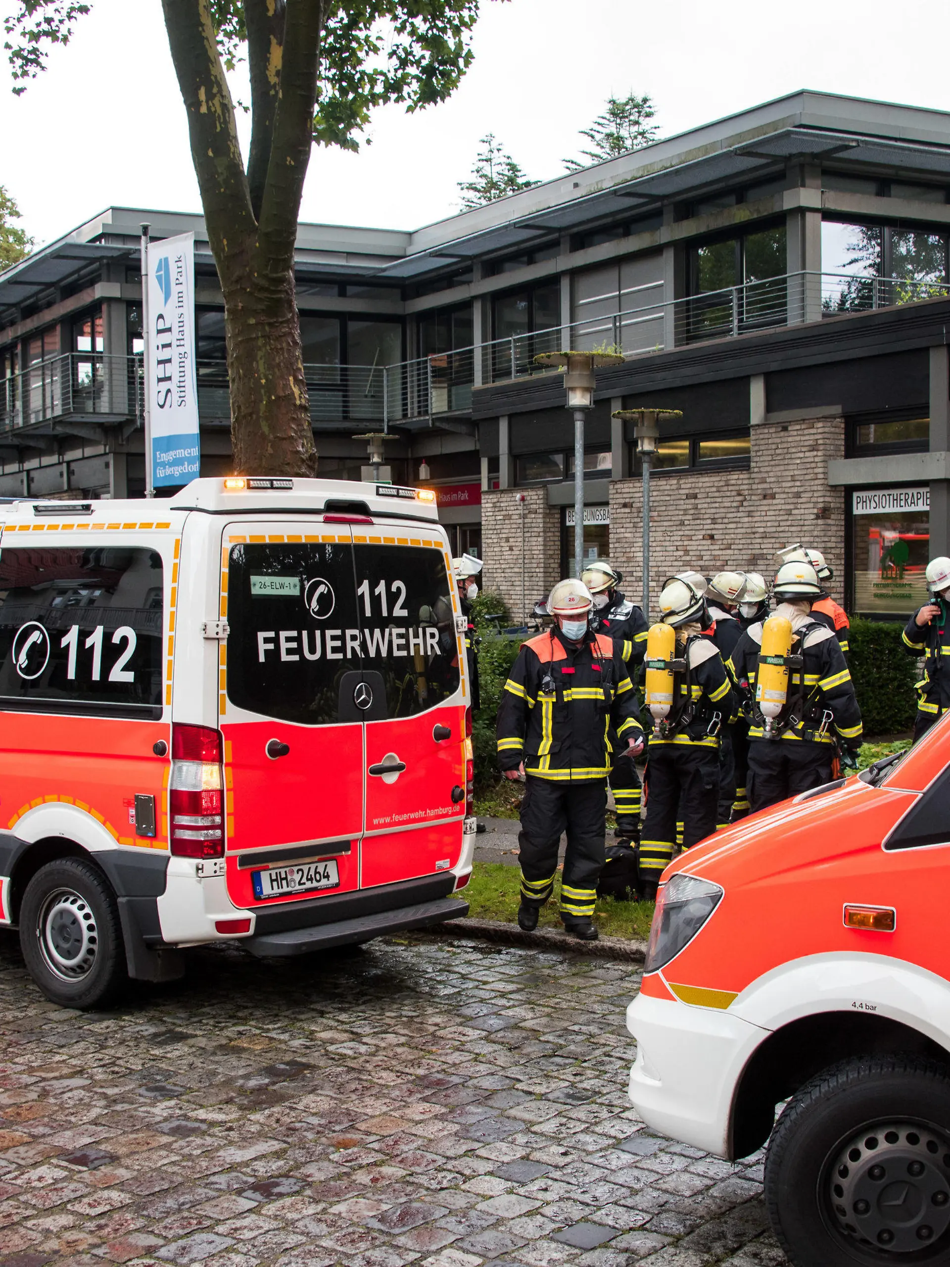 28.08.2021, Hamburg: Zahlreiche Einsatzkräfte stehen im Stadtteil Bergedorf vor einem physiotherapeutischen Zentrum, in dem ein Schwimmunterricht für Kinder stattfindet. Bei einem Austritt von Chlorgas während des Unterrichts sind sechs Kinder und eine Lehrerin verletzt worden. Foto: Daniel Bockwoldt/dpa +++ dpa-Bildfunk +++