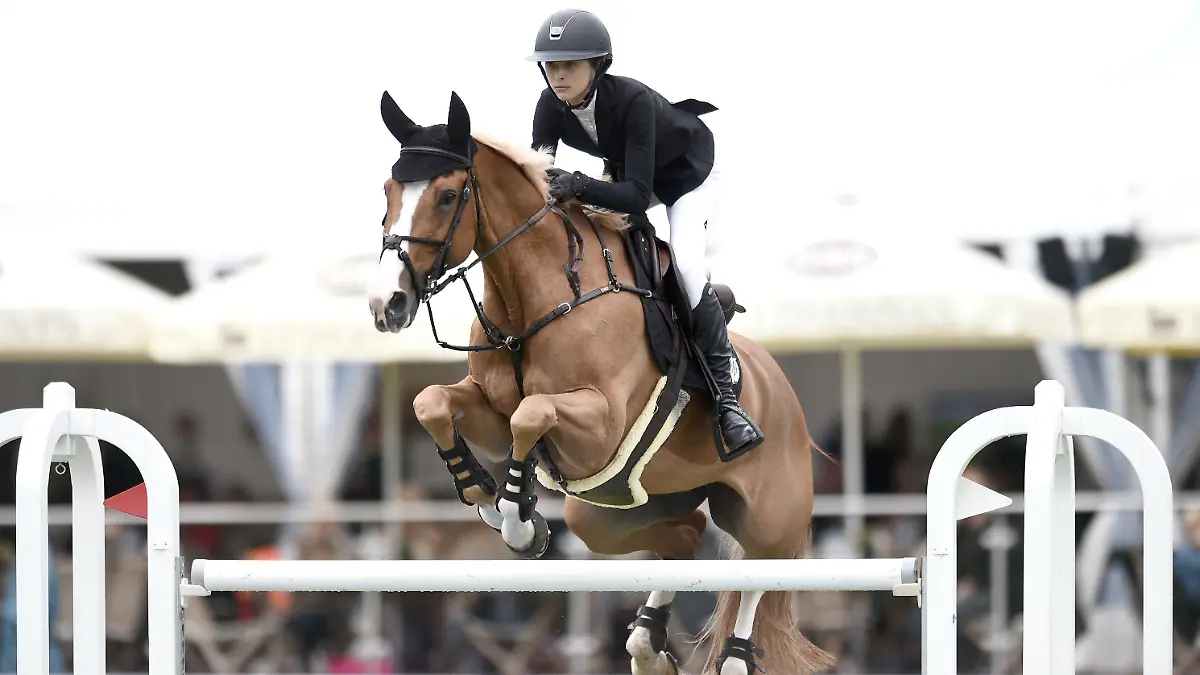 28.08.2021, Hamburg: Pferdesport/Springen: Global Champions Tour, Großer Preis, Springprüfung mit Stechen. Eve Jobs aus den USA springt mit Venue d'Fees Des Hazalles über ein Hindernis. Foto: Michael Schwartz/dpa +++ dpa-Bildfunk +++