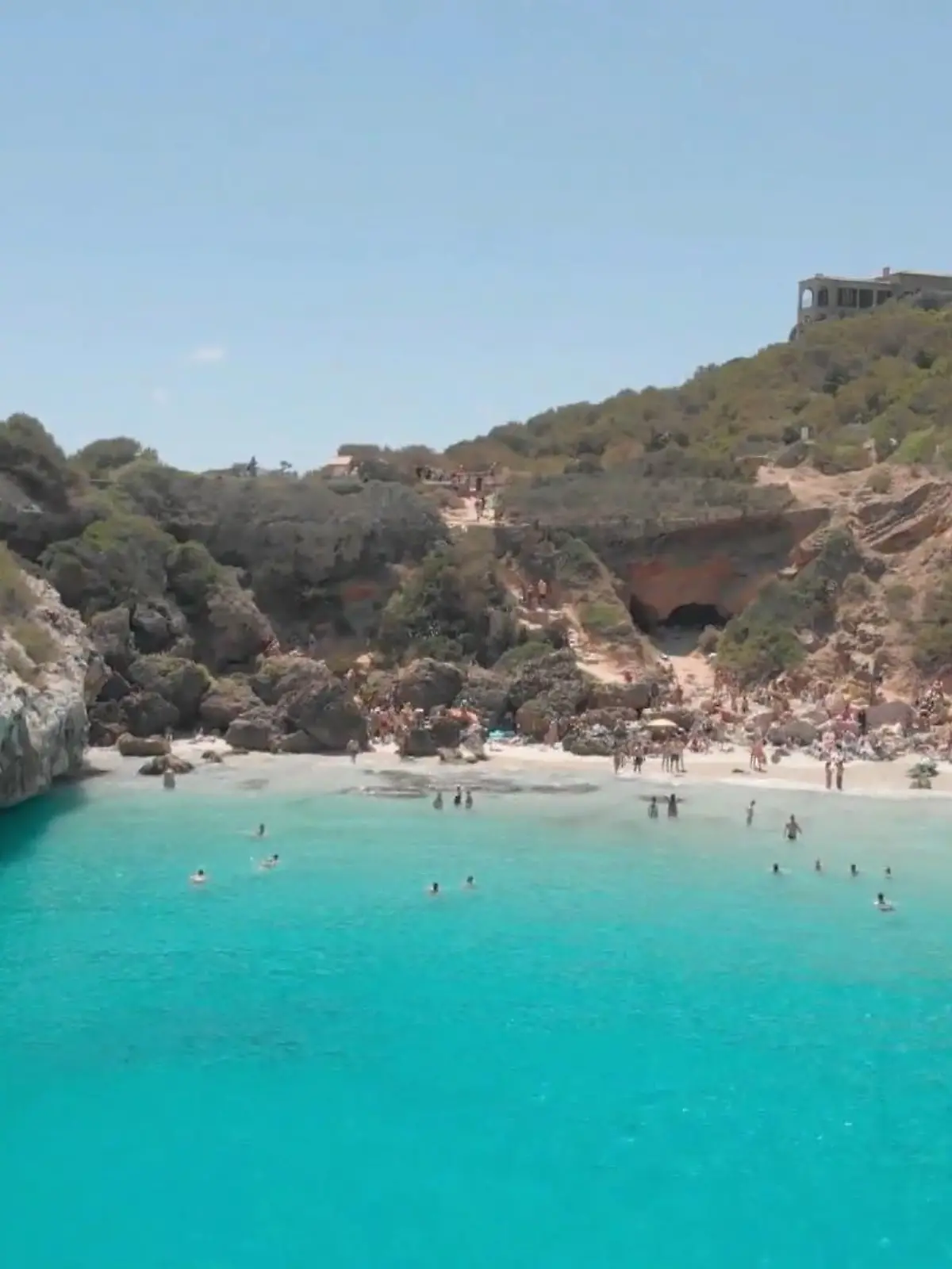 Der Sommer naht, die Sehnsucht auch! Jetzt noch schnell Urlaub buchen? Was früher mitunter am günstigsten war, scheint in diesem Jahr fast unbezahlbar. Reiseexperte Ralf Benkö erklärt im Video, wie Sie trotz explodierender Last-Minute-Preise doch noch günstig an den Strand kommen!