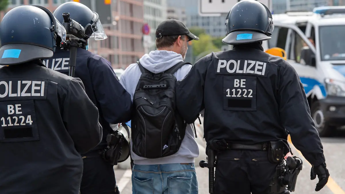 Polizisten führen einen Teilnehmer einer Demonstration gegen die Corona-Politik ab. Neun Demonstrationen waren von der Polizei verboten worden, darunter Kundgebungen der «Initiative Querdenken» auf der Straße des 17. Juni. Eine für Samstag und Sonntag angemeldete Versammlung mit je 500 erwarteten Teilnehmern darf nun doch stattfinden.