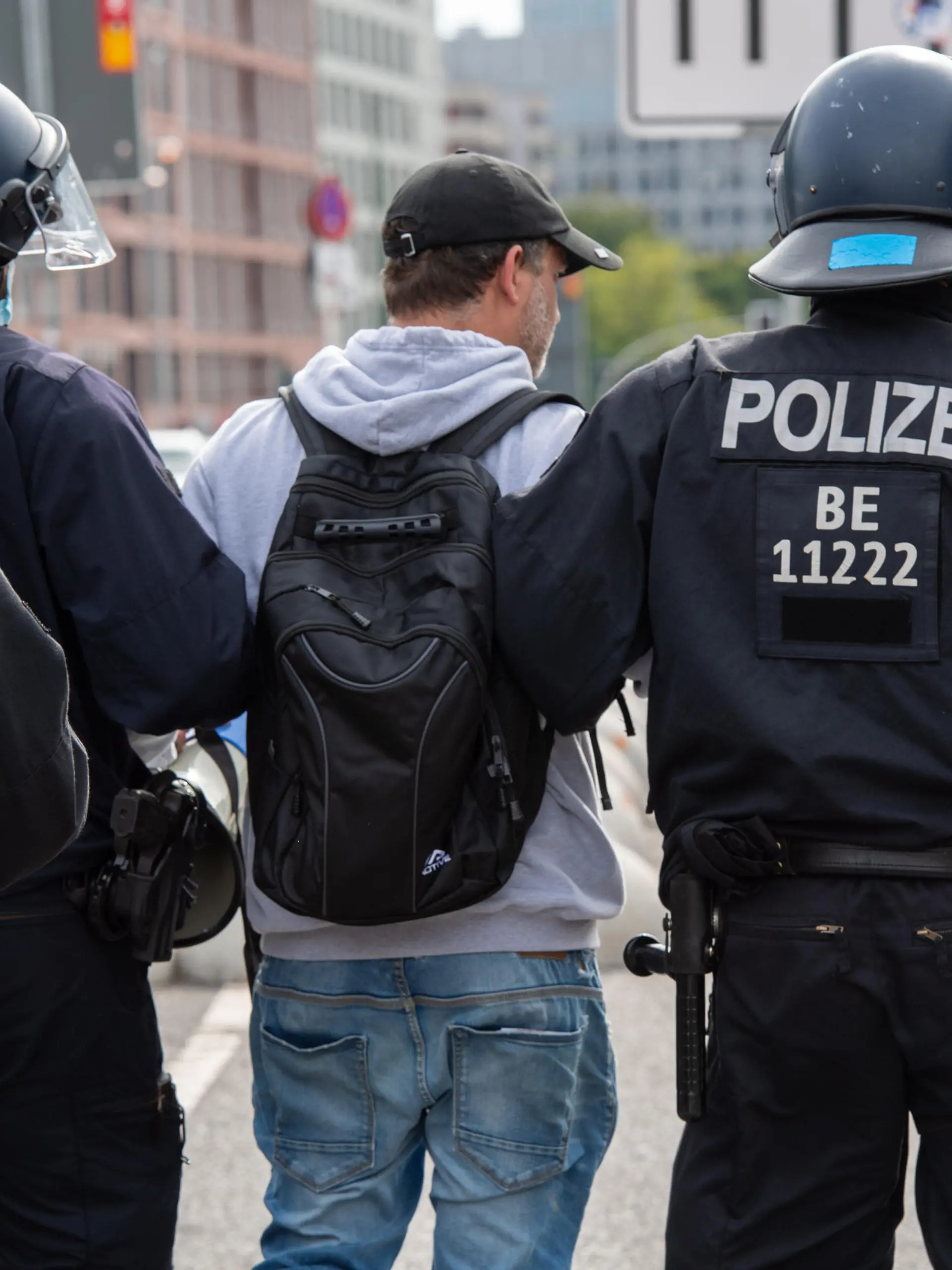 Polizisten führen einen Teilnehmer einer Demonstration gegen die Corona-Politik ab. Neun Demonstrationen waren von der Polizei verboten worden, darunter Kundgebungen der «Initiative Querdenken» auf der Straße des 17. Juni. Eine für Samstag und Sonntag angemeldete Versammlung mit je 500 erwarteten Teilnehmern darf nun doch stattfinden.
