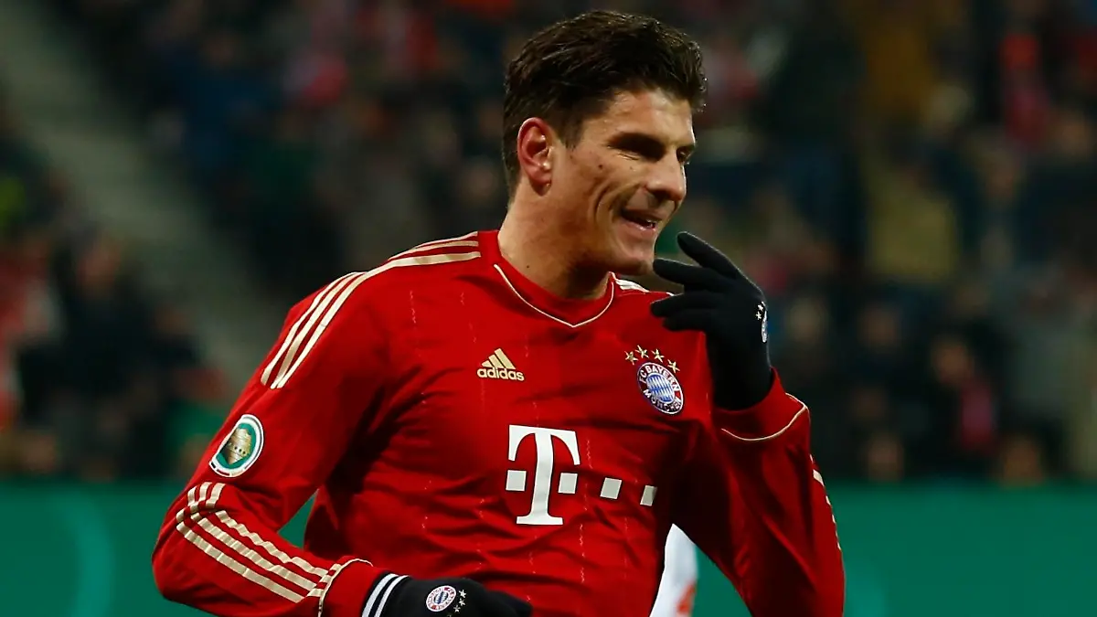 Bayern Munich's Mario Gomez celebrates after he scored against Augsburg during their German DFB Cup (DFB Pokal) round of sixteen soccer match in Augsburg December 18, 2012. REUTERS/Michael Dalder (GERMANY - Tags: SPORT SOCCER) DFB RULES PROHIBIT USE IN MMS SERVICES VIA HANDHELD DEVICES UNTIL TWO HOURS AFTER A MATCH AND ANY USAGE ON INTERNET OR ONLINE MEDIA SIMULATING VIDEO FOOTAGE DURING THE MATCH