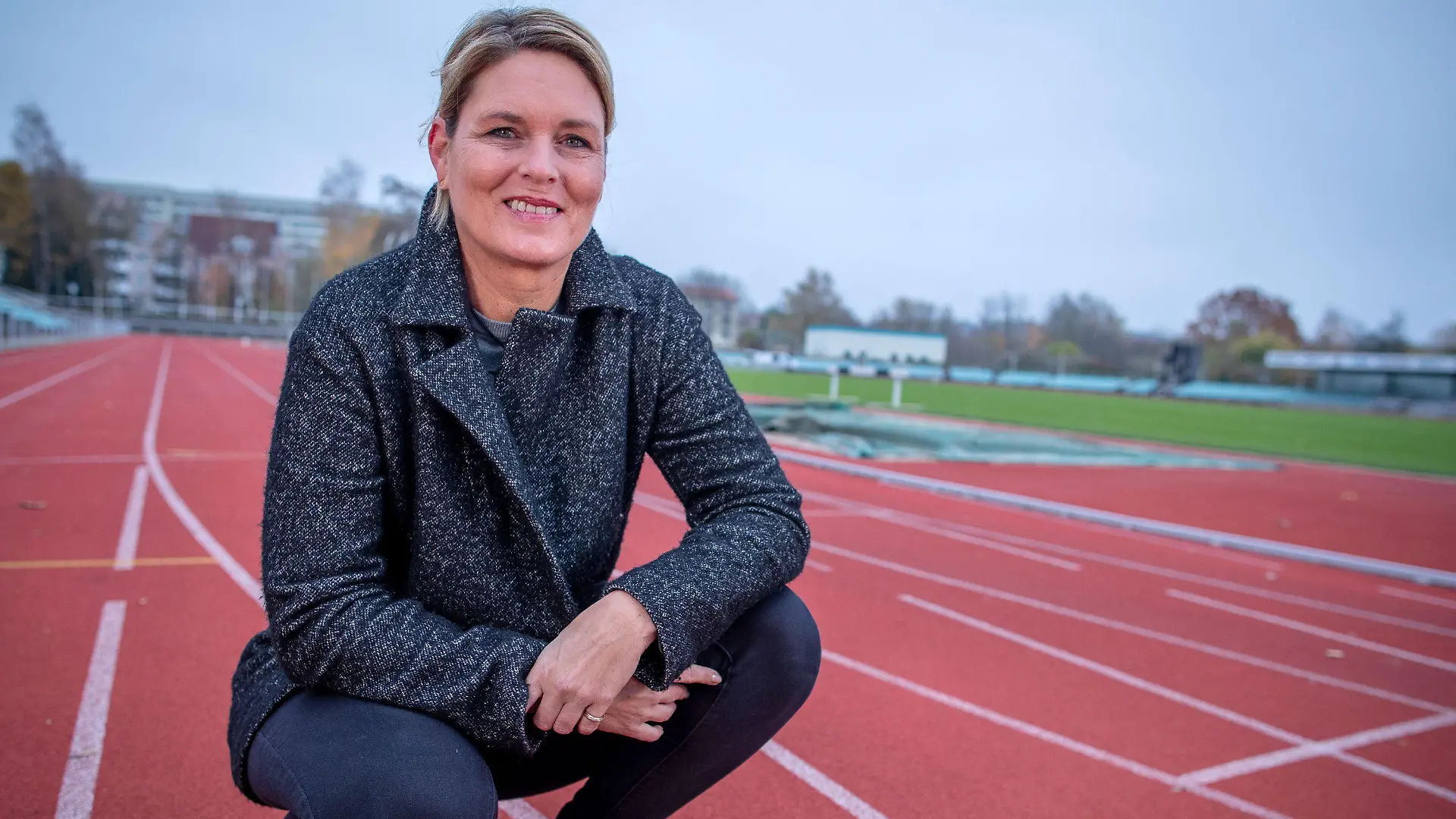 15.11.2019, Mecklenburg-Vorpommern, Neubrandenburg: Leichtathletik: Katrin Krabbe, die frühere Welt- und Europameisterin im Sprint, steht auf der Tartanbahn im Jahnstadion. Krabbe feiert am 22.11.2019 ihren 50. Geburtstag. (zu dpa "«Wunderschöne» und «richtig schlechte Momente»: Katrin Krabbe wird 50") Foto: Jens Büttner/dpa-Zentralbild/dpa +++ dpa-Bildfunk +++