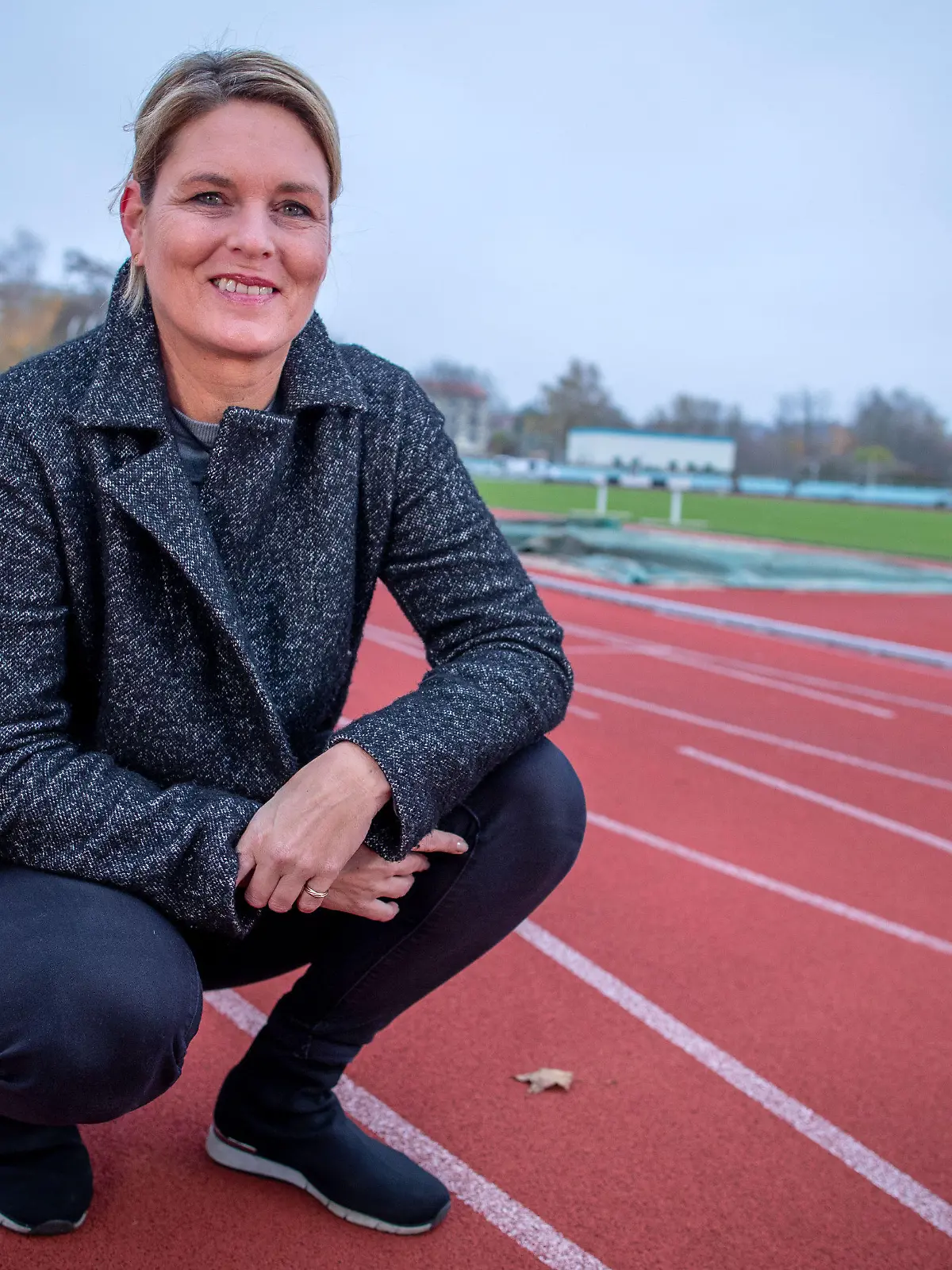 15.11.2019, Mecklenburg-Vorpommern, Neubrandenburg: Leichtathletik: Katrin Krabbe, die frühere Welt- und Europameisterin im Sprint, steht auf der Tartanbahn im Jahnstadion. Krabbe feiert am 22.11.2019 ihren 50. Geburtstag. (zu dpa "«Wunderschöne» und «richtig schlechte Momente»: Katrin Krabbe wird 50") Foto: Jens Büttner/dpa-Zentralbild/dpa +++ dpa-Bildfunk +++