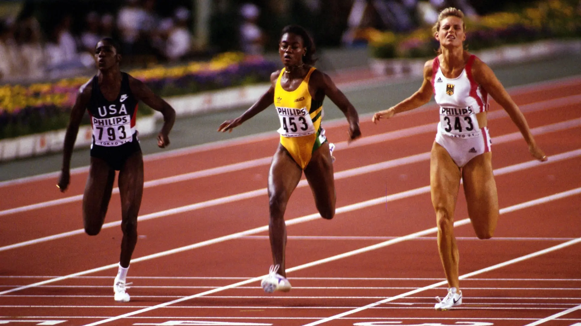 Katrin Krabbe Deutschland, re. als Erste im Ziel vor Gwen Torrence USA, li. und Merlene Ottey Jamaika