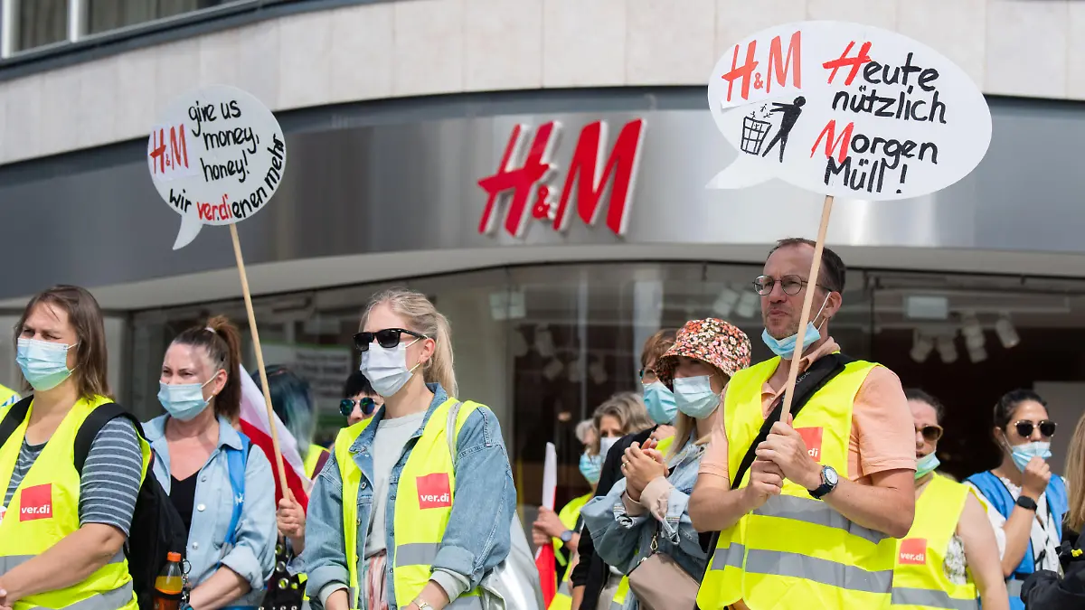 Beschäftige in Groß- und Einzelhandel stehen bei einem Streik in der Innenstadt. Die Gewerkschaft Verdi hat erneut zum Warnstreik aufgerufen.