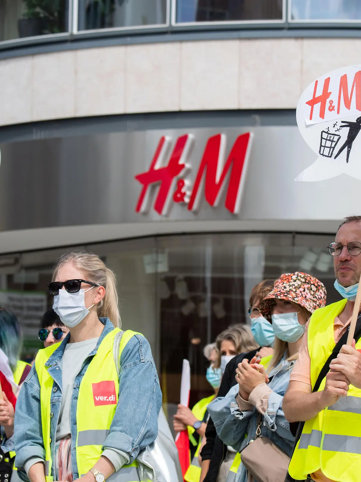 Beschäftige in Groß- und Einzelhandel stehen bei einem Streik in der Innenstadt. Die Gewerkschaft Verdi hat erneut zum Warnstreik aufgerufen.