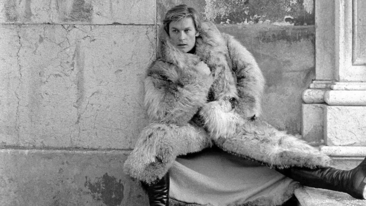 Cortina d Ampezzo 1968 Le comedien Helmut Berger (vetue d un manteau de fourrure) en vacances. Photographie. !AUFNAHMEDATUM GESCHÄTZT! PUBLICATIONxINxGERxSUIxAUTxHUNxONLY FARA05761

Cortina D Ampezzo 1968 Le Comedien Helmut Berger  D UN Manteau de fourrure en Vacances Photography date estimated PUBLICATIONxINxGERxSUIxAUTxHUNxONLY FARA05761