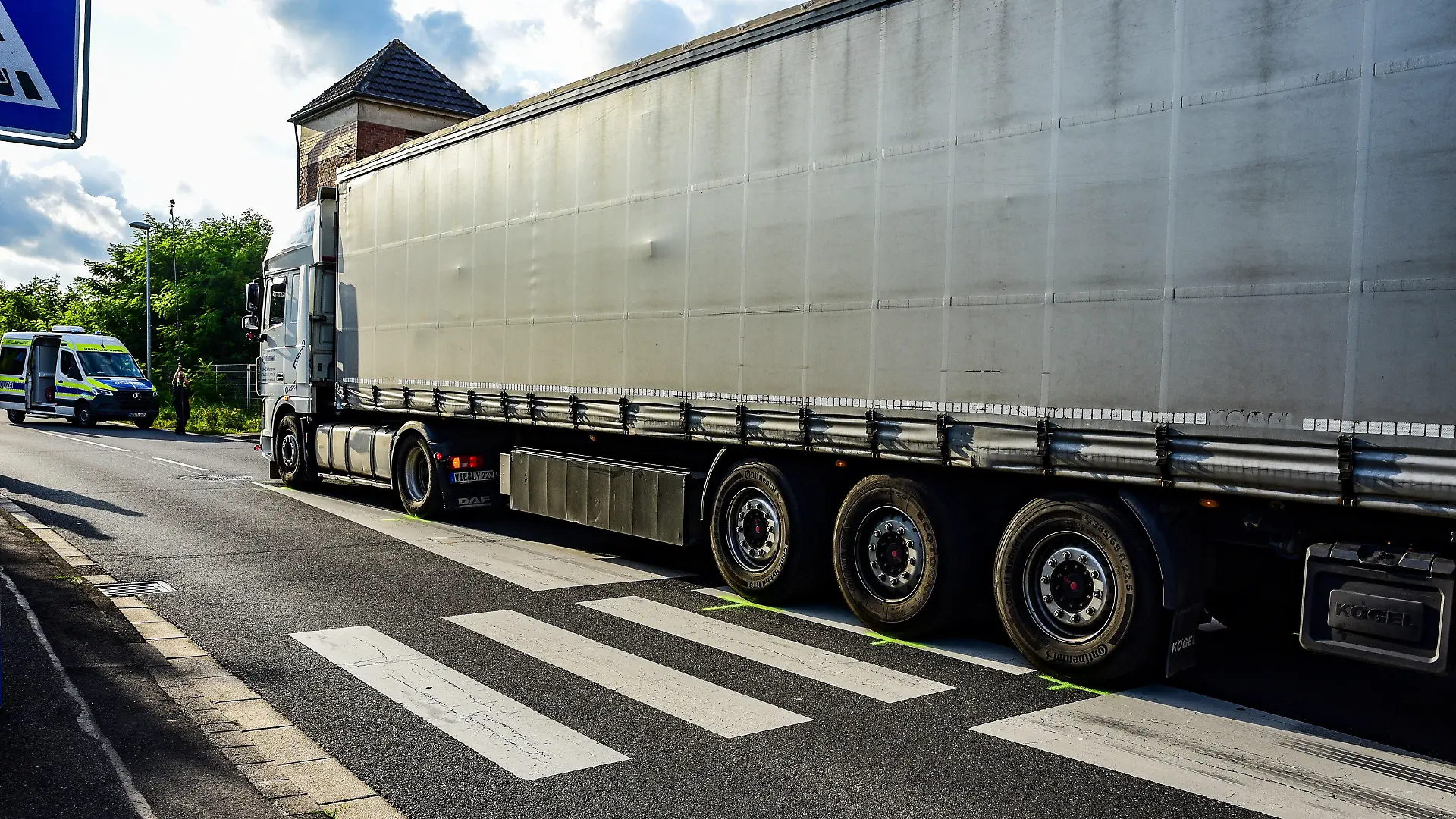26.08.2021, Nordrhein-Westfalen, Erftstadt-Friesheim: Ein Lastwagen steht auf dem Zebrastreifen nach einem Unfall, bei dem ein elfjähriges Mädchen überrollt und getötet worden ist. Die Elfjährige sei am Donnerstag noch an der Unfallstelle gestorben, teilte die Polizei am Abend mit. Foto: Alexander Franz/Erftkreis-News/dpa +++ dpa-Bildfunk +++