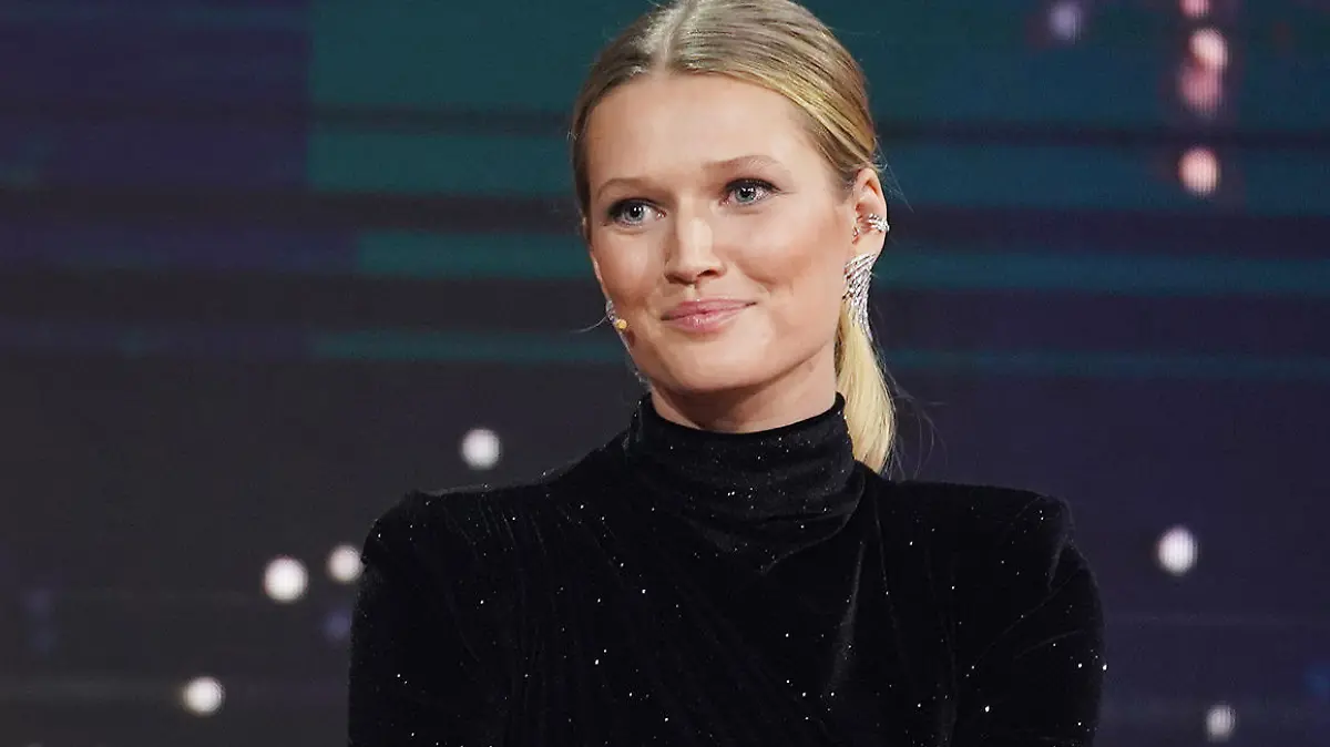 ARD/SWR 2020 - GOTTSCHALK HOLT'S NACH, "Die Show zum ausgefallenen Jahr", am Montag (21.12.20) um 20:15 Uhr im ERSTEN. Das internationale Topmodel Toni Garrn bespricht mit Thomas Gottschalk das Corona-Jahr aus der persönlichen und modischen Perspektive. © SWR/Stefan Gregorowius, honorarfrei - Verwendung gemäß der AGB im engen inhaltlichen, redaktionellen Zusammenhang mit genannter SWR-Sendung bei Nennung "Bild: SWR/Stefan Gregorowius" (S2). SWR Presse/Bildkommunikation, Baden-Baden, Tel: 07221/929-22202, foto@swr.de - HANDOUT -