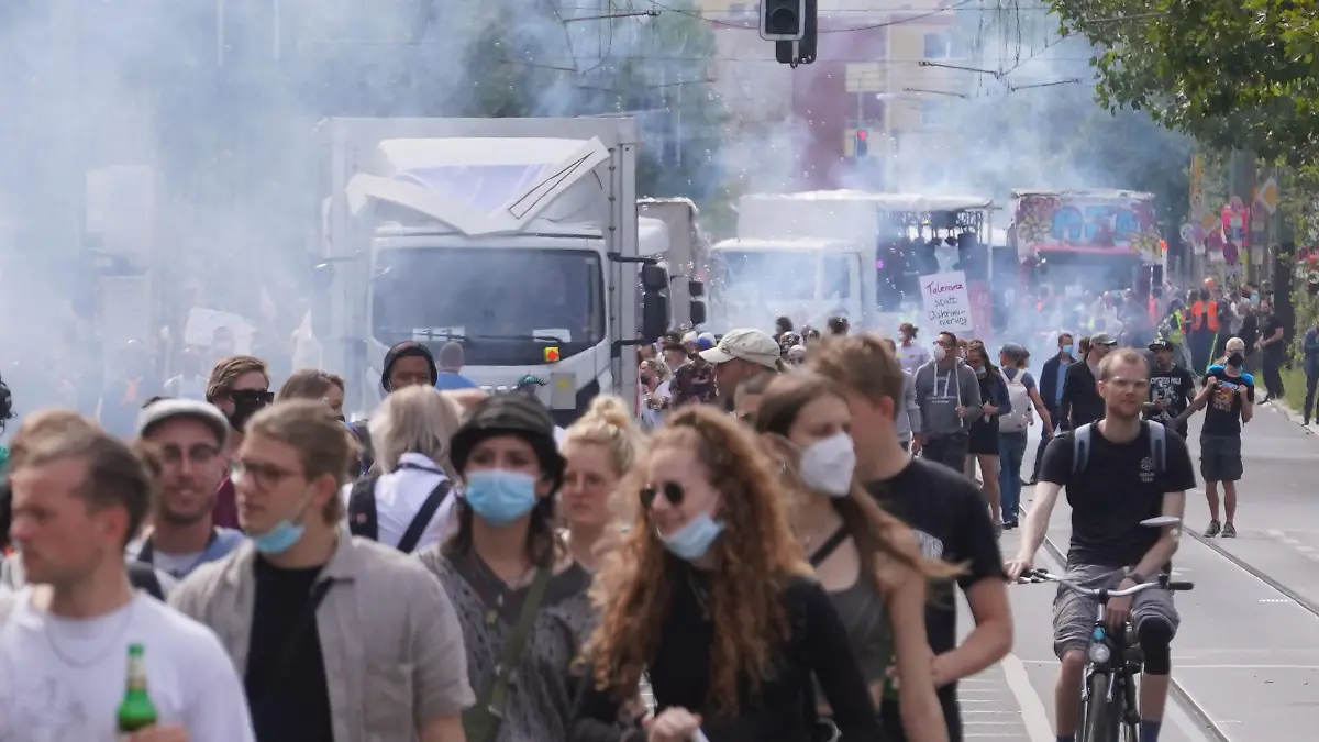 Viele Leute nehmen an der Techno-Demonstration "Zug der Liebe" teil. Die Demonstration findet unter dem Motto "Wir für euch" statt. Der Veranstalter rechnet mit etwa 10.000 Menschen Teilnehmern.