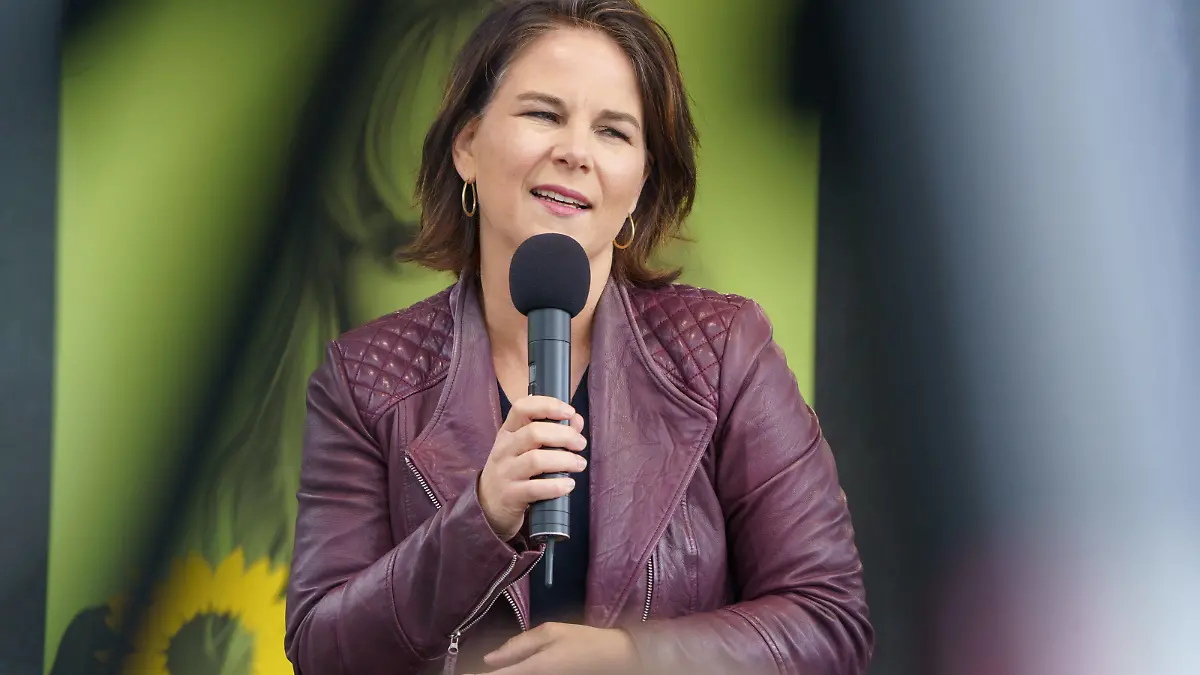  Annalena Baerbock, Spitzenkandidatin und Bundesvorsitzende von BÜNDNIS 90/DIE GRÜNEN - Wahlkampfveranstaltung auf dem Platz der Kieler Matrosen in Kiel - Schleswig-Holstein -Annalena Baerbock, Spitzenkandidatin und Bundesvorsitzende von BÜNDNIS 90/DIE GRÜNEN - Wahlkampfveranstaltung auf dem Platz der Kieler Matrosen in Kiel - Schleswig-Holstein -, Kiel Schleswig-Holstein Deutschland Platz der Kieler Matrosen *** Annalena Baerbock, top candidate and federal chairwoman of BÜNDNIS 90 DIE GRÜNEN Election campaign event on the square of the Kiel sailors in Kiel Schleswig Holstein Annalena Baerbock, top candidate and federal chairwoman of BÜNDNIS 90 DIE GRÜNEN Election campaign event on the square of the Kiel sailors in Kiel Schleswig Holste