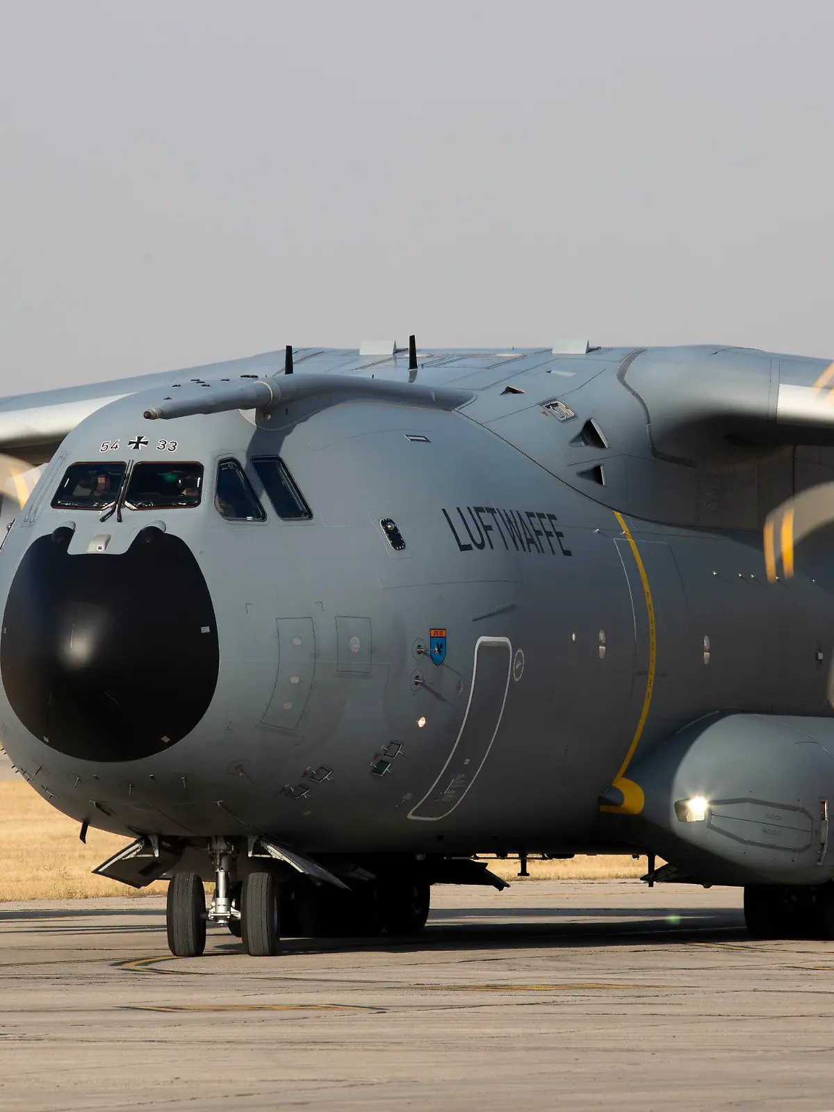 HANDOUT - 24.08.2021, Usbekistan, Taschkent: Während der Evakuierungsflüge aus Kabul werden bis zu 230 Personen mit dem Airbus A400M aus dem Krisengebiet geflogen. Die Bundeswehr hat ihre Evakuierungsmission für Deutsche und einheimische Ortskräfte in Afghanistan am Donnerstagmorgen fortgesetzt. Foto: Marc Tessensohn/Bundeswehr/dpa - ACHTUNG: Nur zur redaktionellen Verwendung im Zusammenhang mit der aktuellen Berichterstattung und nur mit vollständiger Nennung des vorstehenden Credits +++ dpa-Bildfunk +++