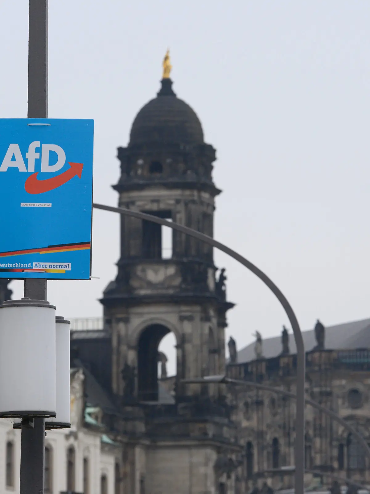 27.09.2021, Sachsen, Dresden: Ein Wahlplakat der AfD hängt am Terrassenufer an einem Lampenmast, im Hintergrund ist die Altstadtkulisse mit Hausmannsturm (l-r), Ständehaus und Hofkirche zu sehen. Die AfD ist nach der Bundestagswahl in Sachsen stärkste Kraft. Foto: Robert Michael/dpa-Zentralbild/dpa +++ dpa-Bildfunk +++