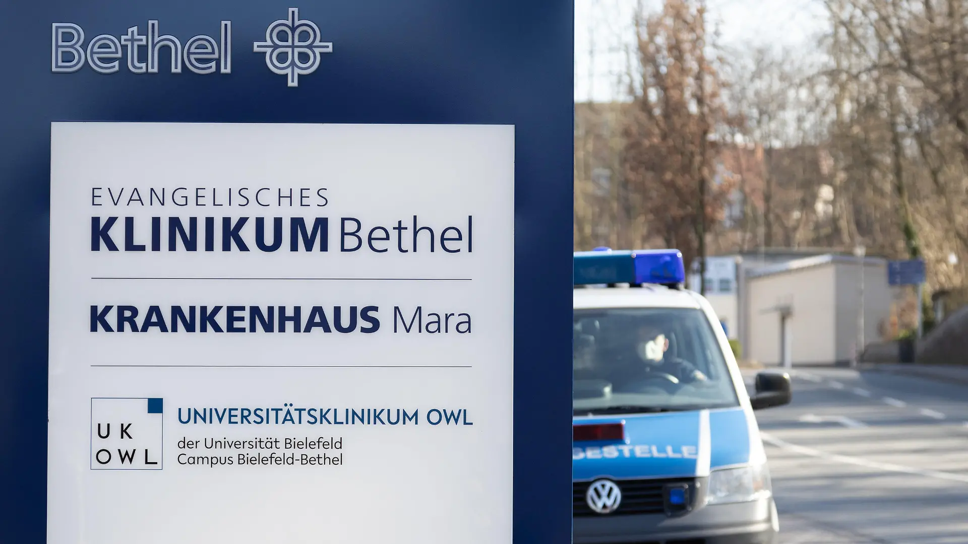 ARCHIV - 02.03.2022, Nordrhein-Westfalen, Bielefeld: Ein Fahrzeug der Polizei steht an einem Gebäude der Geschäftsführung des Evangelischen Klinikums Bethel. Im Fall eines Arztes, der im Evangelischen Klinikum Bethel in Bielefeld zahlreiche Patientinnen betäubt und vergewaltigt haben soll, hat die Staatsanwaltschaft Duisburg nach eigenen Angaben mehr Patientinnen als Opfer identifiziert. (zu dpa «Zahl mutmaßlicher Vergewaltigungsopfer von Arzt steigt») Foto: Friso Gentsch/dpa +++ dpa-Bildfunk +++