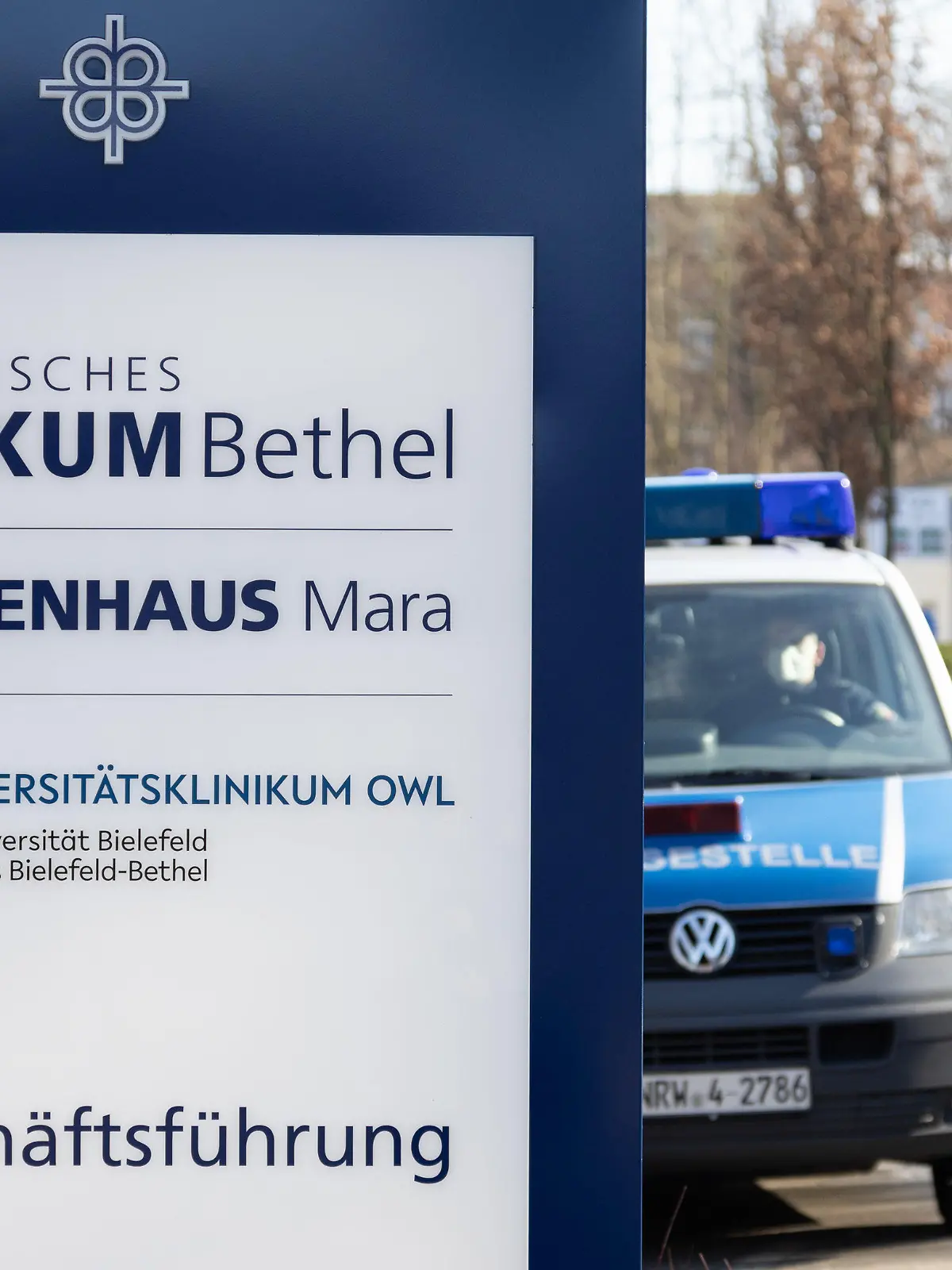 ARCHIV - 02.03.2022, Nordrhein-Westfalen, Bielefeld: Ein Fahrzeug der Polizei steht an einem Gebäude der Geschäftsführung des Evangelischen Klinikums Bethel. Im Fall eines Arztes, der im Evangelischen Klinikum Bethel in Bielefeld zahlreiche Patientinnen betäubt und vergewaltigt haben soll, hat die Staatsanwaltschaft Duisburg nach eigenen Angaben mehr Patientinnen als Opfer identifiziert. (zu dpa «Zahl mutmaßlicher Vergewaltigungsopfer von Arzt steigt») Foto: Friso Gentsch/dpa +++ dpa-Bildfunk +++