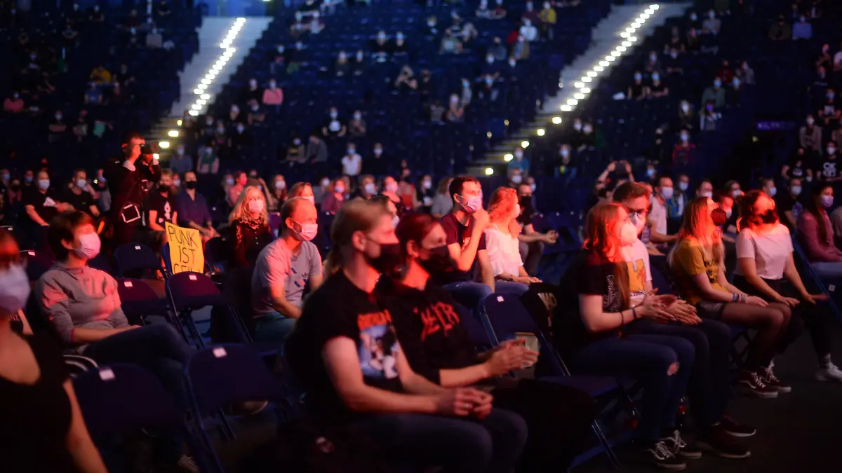 Hamburg der 26.08.2021 - Madsen macht den RESTART für Indoor-Konzerte in Hamburg. In der unter Coronabedingungen mit 650 Menschen ausverkauften Barclays Arena spielte die Band ein breites musikalisches Spektrum von Rock bis Punk. Schon beim ersten Song holte der Leadsänger Christian Madsen das Publikum aus den festen Sitzplätzen. Die ReStart Hamburg Konzerte starten fullminant. Madsen - Restart-Konzert - Ersten Indoor-Konzert in der Barclays Arena Hamburg, Hamburg Hamburg Deutschland Stellingen *** Hamburg the 26 08 2021 Madsen makes the RESTART for indoor concerts in Hamburg In the Barclays Arena, sold out under corona conditions with 650 people, the band played a wide musical spectrum from rock to punk Already at the first song the l