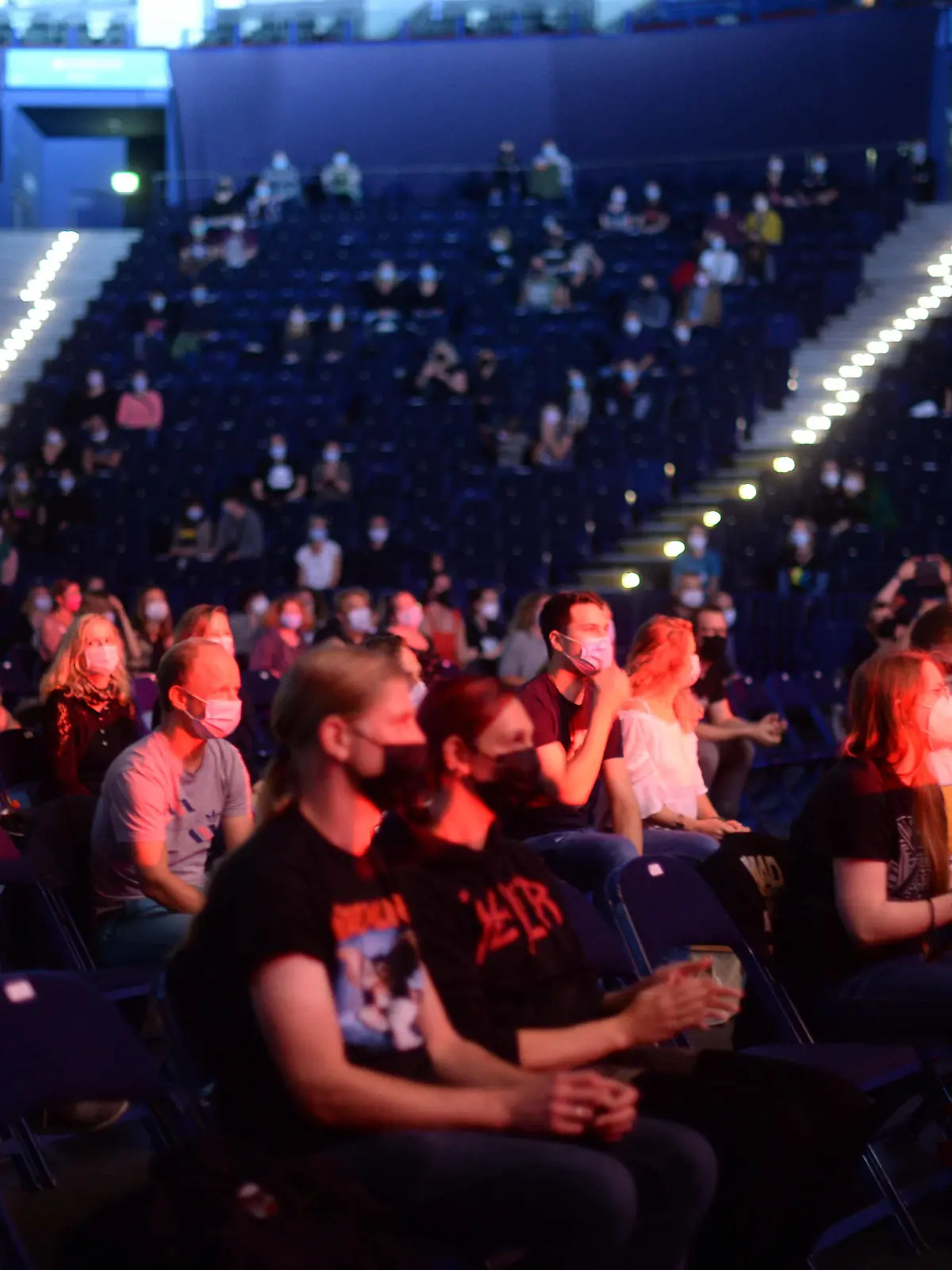  Hamburg der 26.08.2021 - Madsen macht den RESTART für Indoor-Konzerte in Hamburg. In der unter Coronabedingungen mit 650 Menschen ausverkauften Barclays Arena spielte die Band ein breites musikalisches Spektrum von Rock bis Punk. Schon beim ersten Song holte der Leadsänger Christian Madsen das Publikum aus den festen Sitzplätzen. Die ReStart Hamburg Konzerte starten fullminant. Madsen - Restart-Konzert - Ersten Indoor-Konzert in der Barclays Arena Hamburg, Hamburg Hamburg Deutschland Stellingen *** Hamburg the 26 08 2021 Madsen makes the RESTART for indoor concerts in Hamburg In the Barclays Arena, sold out under corona conditions with 650 people, the band played a wide musical spectrum from rock to punk Already at the first song the l