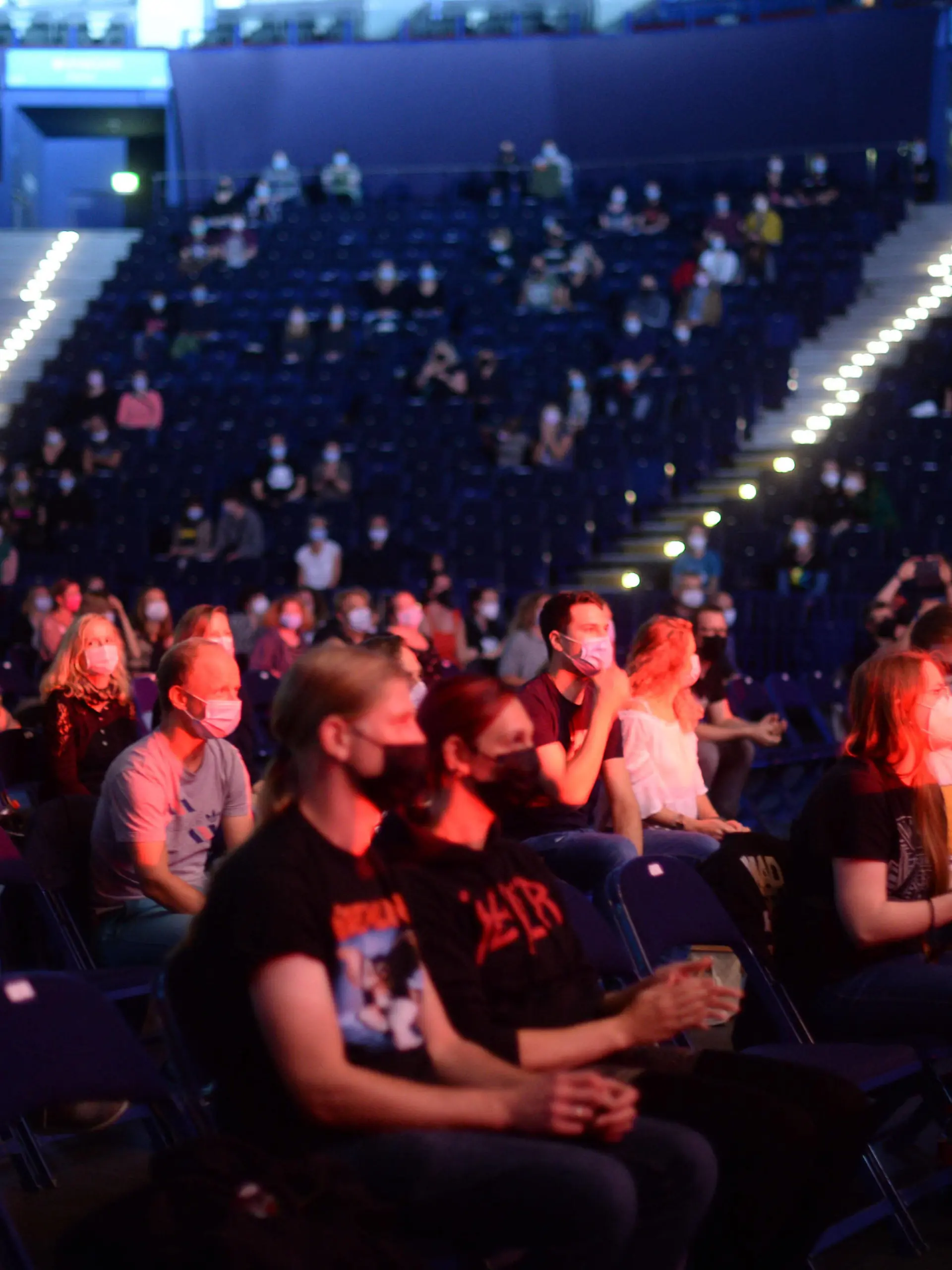  Hamburg der 26.08.2021 - Madsen macht den RESTART für Indoor-Konzerte in Hamburg. In der unter Coronabedingungen mit 650 Menschen ausverkauften Barclays Arena spielte die Band ein breites musikalisches Spektrum von Rock bis Punk. Schon beim ersten Song holte der Leadsänger Christian Madsen das Publikum aus den festen Sitzplätzen. Die ReStart Hamburg Konzerte starten fullminant. Madsen - Restart-Konzert - Ersten Indoor-Konzert in der Barclays Arena Hamburg, Hamburg Hamburg Deutschland Stellingen *** Hamburg the 26 08 2021 Madsen makes the RESTART for indoor concerts in Hamburg In the Barclays Arena, sold out under corona conditions with 650 people, the band played a wide musical spectrum from rock to punk Already at the first song the l