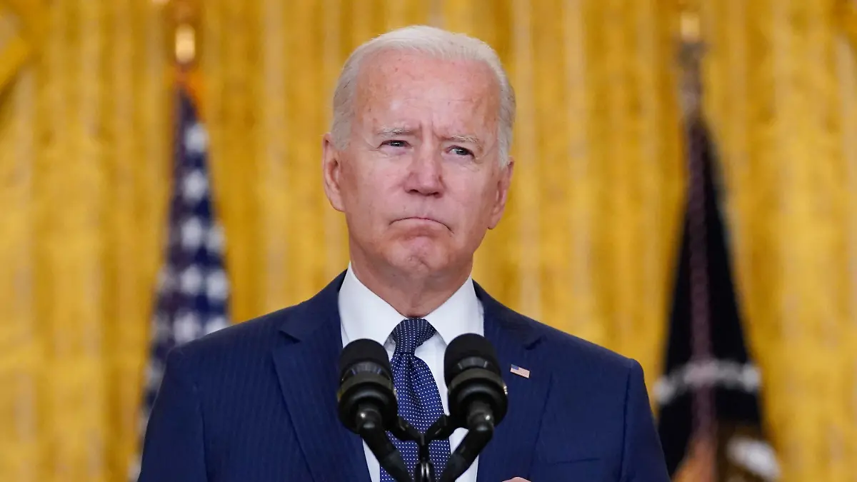 26.08.2021, USA, Washington: Joe Biden, Präsident der USA, ballt die Fäuste, als er im Ostzimmer des Weißen Hauses nach dem tödlichen Anschlag in der Nähe des Flughafens von Kabul spricht. Foto: Evan Vucci/AP/dpa +++ dpa-Bildfunk +++