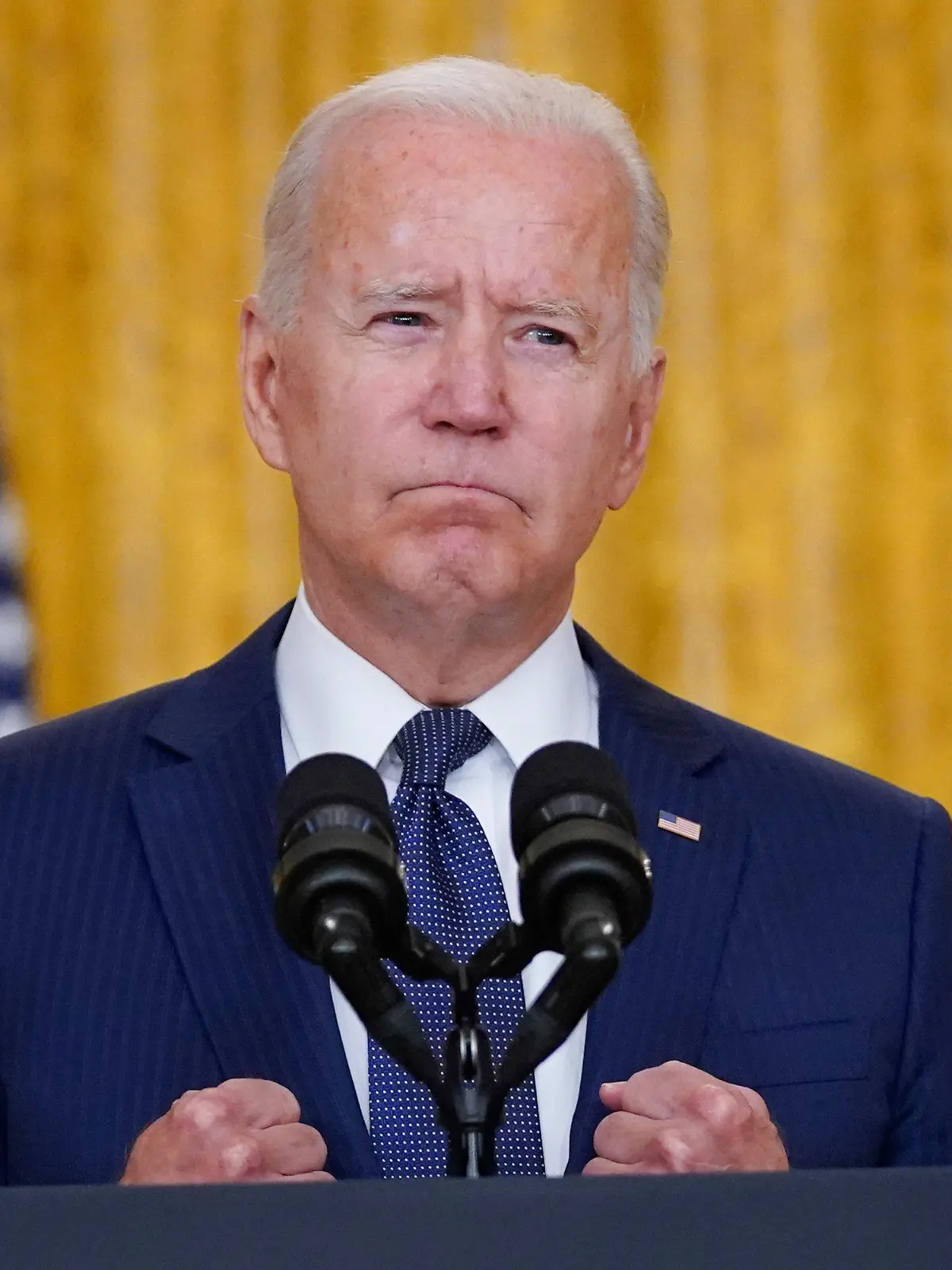 26.08.2021, USA, Washington: Joe Biden, Präsident der USA, ballt die Fäuste, als er im Ostzimmer des Weißen Hauses nach dem tödlichen Anschlag in der Nähe des Flughafens von Kabul spricht. Foto: Evan Vucci/AP/dpa +++ dpa-Bildfunk +++