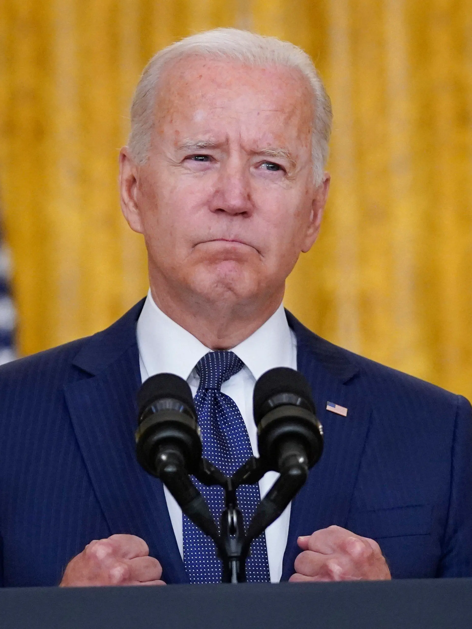 26.08.2021, USA, Washington: Joe Biden, Präsident der USA, ballt die Fäuste, als er im Ostzimmer des Weißen Hauses nach dem tödlichen Anschlag in der Nähe des Flughafens von Kabul spricht. Foto: Evan Vucci/AP/dpa +++ dpa-Bildfunk +++
