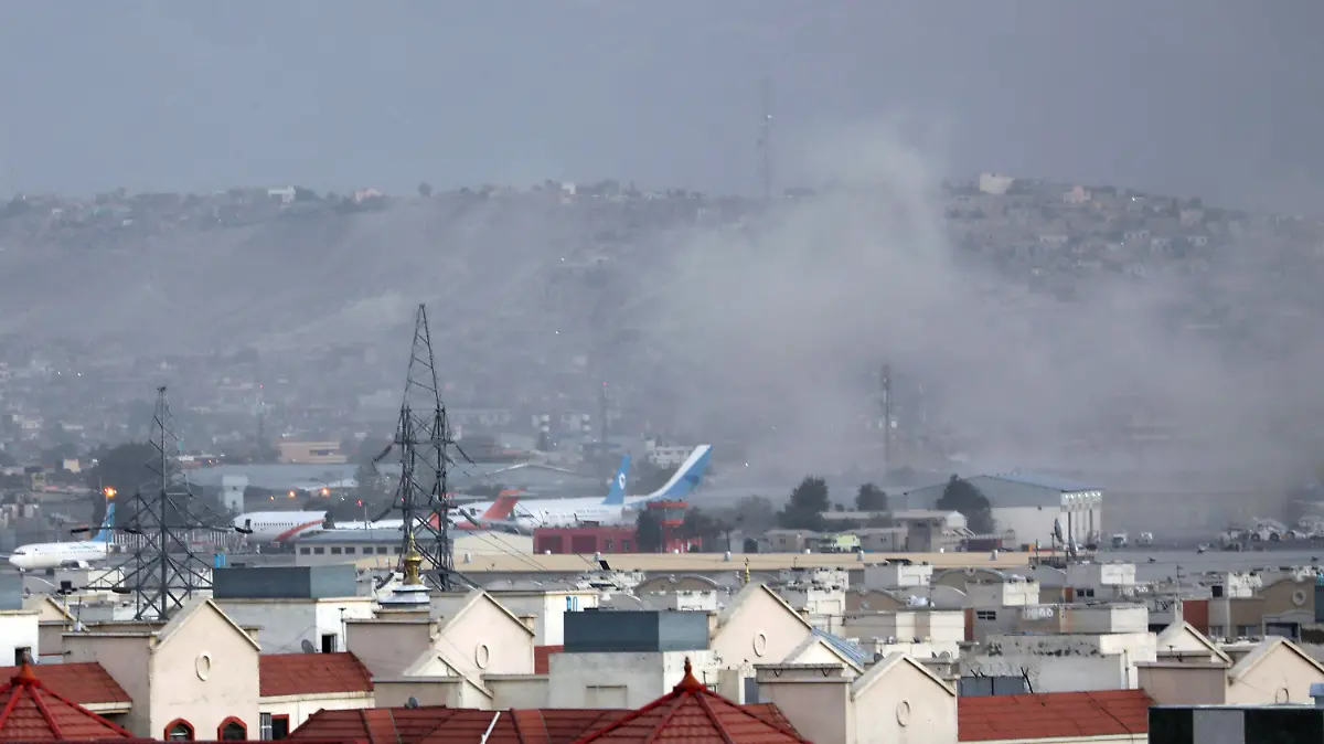 26.08.2021, Afghanistan, Kabul: Rauch steigt von einer Explosion außerhalb des Flughafens in Kabul auf. Die Explosion ereignete sich außerhalb des Flughafens, wo Tausende Menschen nach der Machtübernahme der militant-islamistischen Taliban auf der Evakuierung aus Afghanistan zusammengekommen sind. Nach Angaben der USA hat es eine bislang unbekannte Zahl von Toten oder Verletzten gegeben. Der Sprecher des US-Verteidigungsministeriums, Kirby, schrieb auf Twitter, das Pentagon könne bestätigen, dass die Explosion an einem der Flughafen-Tore «eine unbekannte Zahl von Opfern» verursacht habe. Foto: Wali Sabawoon/AP/dpa +++ dpa-Bildfunk +++