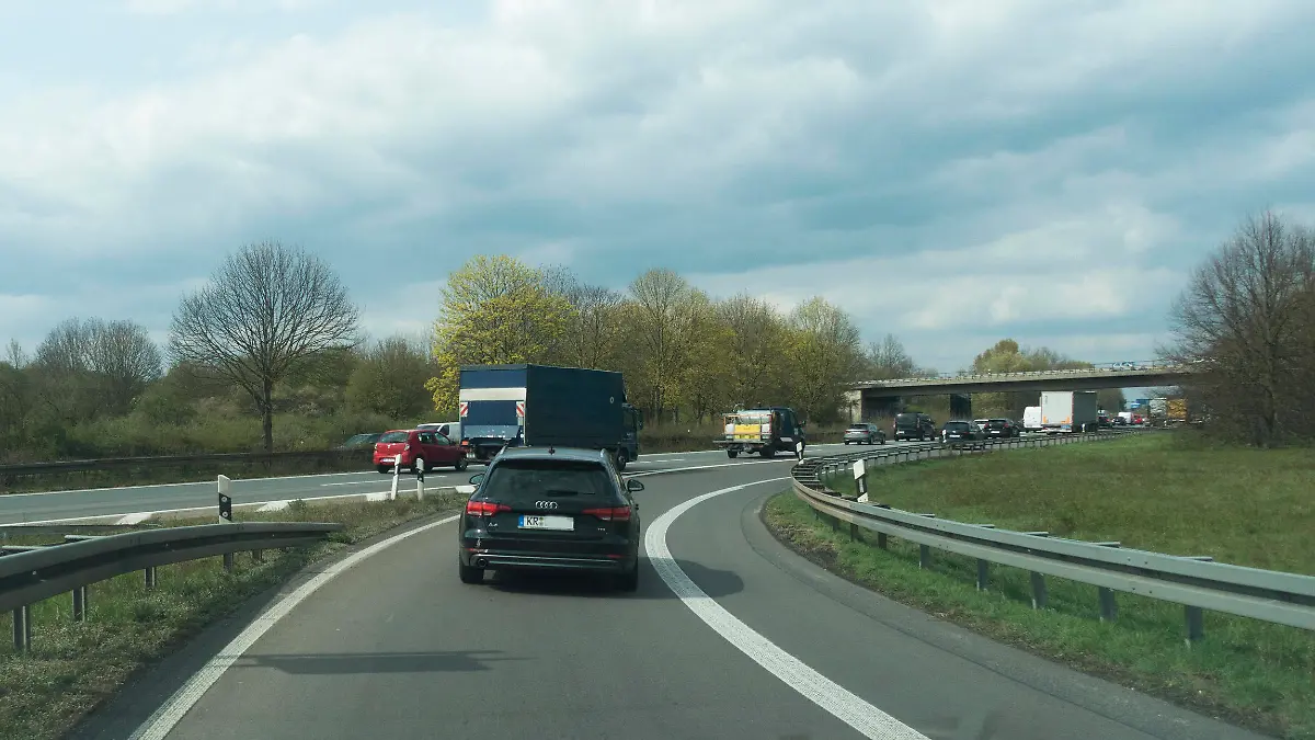 Zuflussregelung für Fahrzeuge zur Autobahn A57 bei Krefeld-Oppum Die Zuflussregelungsanlage zur A57 bei Krefeld-Oppum regelt bei erhöhtem Kraftfahrzeug-Verkehrsaufkommen den Zufluss von Fahrzeugen auf die Autobahn. Sie ist eine Ampel die auf Auffahrrampen von Autobahnen oder Schnellstraßen installiert ist. Die Zuflussregelung an Anschlussstellen soll helfen Staus zu vermeiden. Blick durch die Windschutzscheibe. Blick durch die Frontscheibe. Aus der Sicht des Autofahrers. Krefeld Deutschland Nordrhein-Westfalen / NRW *** Vehicle inflow control for the motorway A57 near Krefeld Oppum The inflow control system for the motorway A57 near Krefeld Oppum controls the inflow of vehicles onto the motorway in case of increased 
