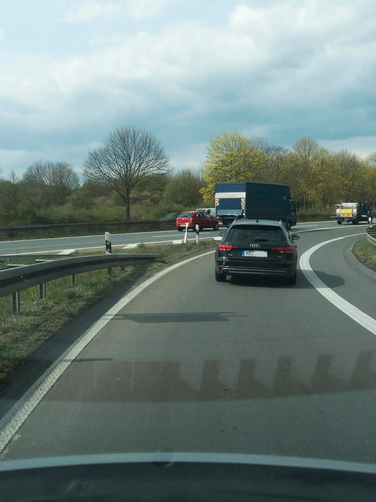 Zuflussregelung für Fahrzeuge zur Autobahn A57 bei Krefeld-Oppum Die Zuflussregelungsanlage zur A57 bei Krefeld-Oppum regelt bei erhöhtem Kraftfahrzeug-Verkehrsaufkommen den Zufluss von Fahrzeugen auf die Autobahn. Sie ist eine Ampel die auf Auffahrrampen von Autobahnen oder Schnellstraßen installiert ist. Die Zuflussregelung an Anschlussstellen soll helfen Staus zu vermeiden. Blick durch die Windschutzscheibe. Blick durch die Frontscheibe. Aus der Sicht des Autofahrers. Krefeld Deutschland Nordrhein-Westfalen / NRW *** Vehicle inflow control for the motorway A57 near Krefeld Oppum The inflow control system for the motorway A57 near Krefeld Oppum controls the inflow of vehicles onto the motorway in case of increased 