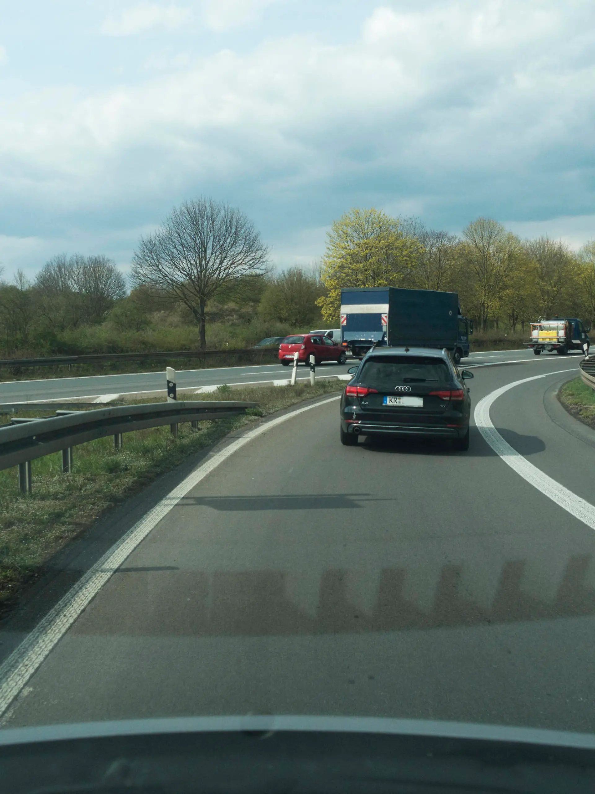 Zuflussregelung für Fahrzeuge zur Autobahn A57 bei Krefeld-Oppum Die Zuflussregelungsanlage zur A57 bei Krefeld-Oppum regelt bei erhöhtem Kraftfahrzeug-Verkehrsaufkommen den Zufluss von Fahrzeugen auf die Autobahn. Sie ist eine Ampel die auf Auffahrrampen von Autobahnen oder Schnellstraßen installiert ist. Die Zuflussregelung an Anschlussstellen soll helfen Staus zu vermeiden. Blick durch die Windschutzscheibe. Blick durch die Frontscheibe. Aus der Sicht des Autofahrers. Krefeld Deutschland Nordrhein-Westfalen / NRW *** Vehicle inflow control for the motorway A57 near Krefeld Oppum The inflow control system for the motorway A57 near Krefeld Oppum controls the inflow of vehicles onto the motorway in case of increased 