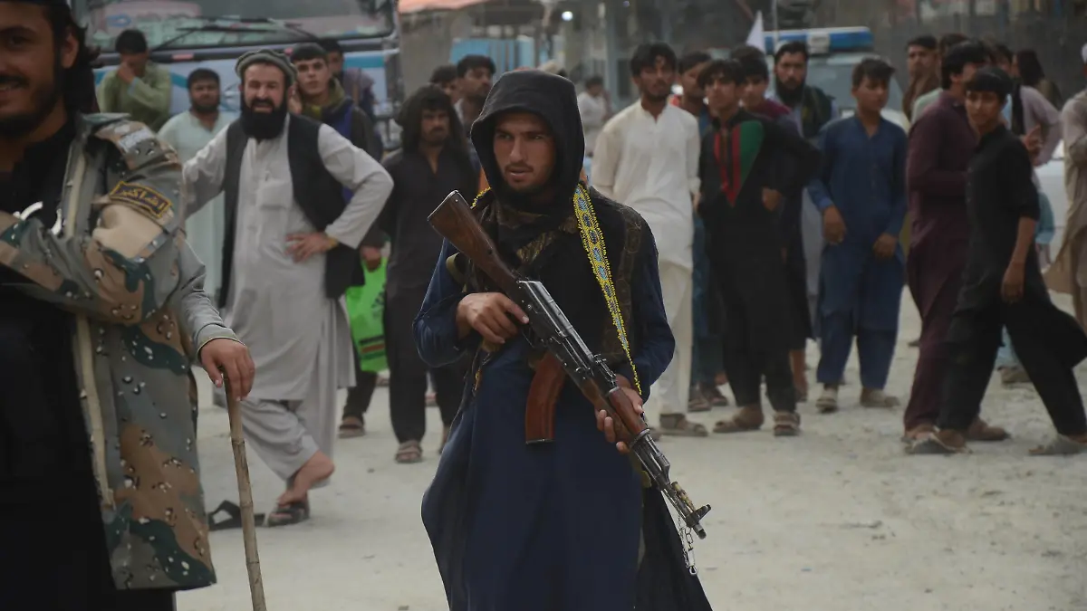  Taliban fighters and Pakistani soldiers guarding the Torkham crossing side-by-side in Peshawar Taliban fighters stand guard on their side at a border crossing point between Pakistan and Afghanistan in Torkham in Khyber district. Peshawar khyber pakhtunkhwa Pakistan Copyright: HussainxAli