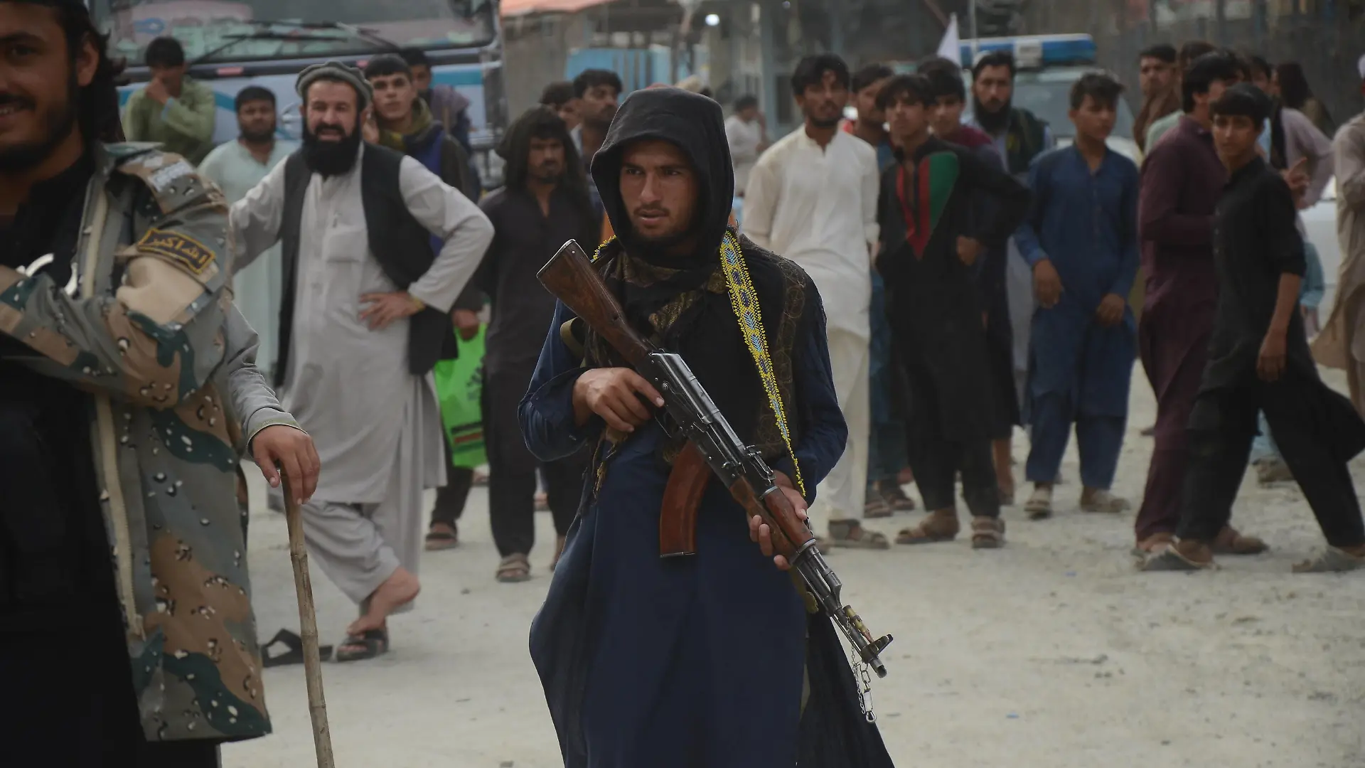  Taliban fighters and Pakistani soldiers guarding the Torkham crossing side-by-side in Peshawar Taliban fighters stand guard on their side at a border crossing point between Pakistan and Afghanistan in Torkham in Khyber district. Peshawar khyber pakhtunkhwa Pakistan Copyright: HussainxAli