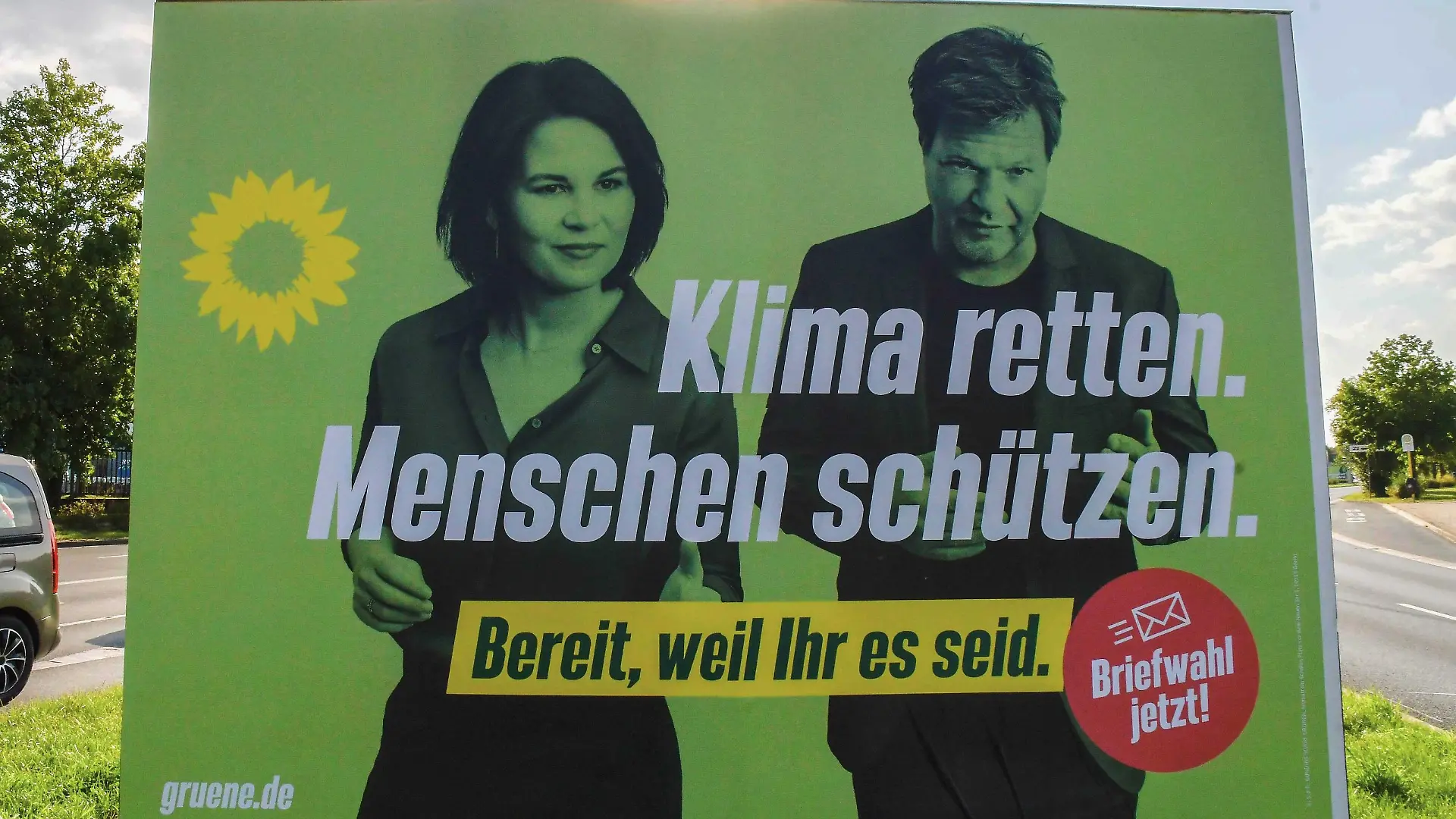 Wahlplakate - Bundestagswahl 2021 am 31.08.2021 in Oberhausen Ein Wahlplakat der Partei Bündnis 90/Die Grünen mit der Aufschrift: Annalena Baerbock und Robert Habeck - Klima retten. Menschen schützen. Die Bundestagswahl 2021 wird die Wahl zum 20. Deutschen Bundestag. Sie wird am 26. September 2021 stattfinden. *** Election posters Bundestag election 2021 on 31 08 2021 in Oberhausen An election poster of the party Bündnis 90 Die Grünen with the inscription Annalena Baerbock and Robert Habeck Save climate Protect people The Bundestag election 2021 will be the election to the 20 German Bundestag It will take place on 26 September 2021 xJFx