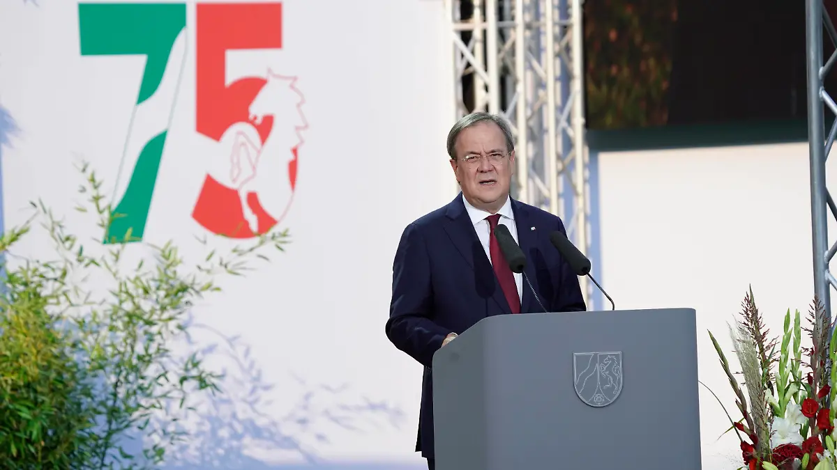 Festakt zum 75. Geburtsag des Bundeslandes Nordrhein-Westfalen Aktuell, 23.08.2021, Duesseldorf NRW Ministerpraesident Armin Laschet haelt eine packende Rede beim Festakt zum 75. Landesgeburtstag von Nordrhein-Westfalen auf der Galopprennbahn in Duesseldorf Duesseldorf Nordrhein-Westfalen Deutschland *** Ceremony for the 75th birthday of the state of North Rhine-Westphalia News, 23 08 2021, Duesseldorf NRW State Premier Armin Laschet gives a gripping speech at the ceremony for the 75th birthday of North Rhine-Westphalia at the racecourse in Duesseldorf Duesseldorf North Rhine-Westphalia Germany