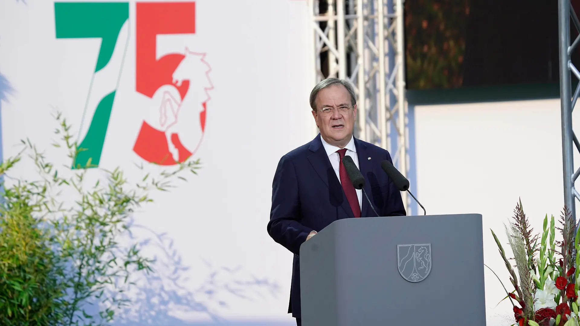 Festakt zum 75. Geburtsag des Bundeslandes Nordrhein-Westfalen Aktuell, 23.08.2021, Duesseldorf NRW Ministerpraesident Armin Laschet haelt eine packende Rede beim Festakt zum 75. Landesgeburtstag von Nordrhein-Westfalen auf der Galopprennbahn in Duesseldorf Duesseldorf Nordrhein-Westfalen Deutschland *** Ceremony for the 75th birthday of the state of North Rhine-Westphalia News, 23 08 2021, Duesseldorf NRW State Premier Armin Laschet gives a gripping speech at the ceremony for the 75th birthday of North Rhine-Westphalia at the racecourse in Duesseldorf Duesseldorf North Rhine-Westphalia Germany
