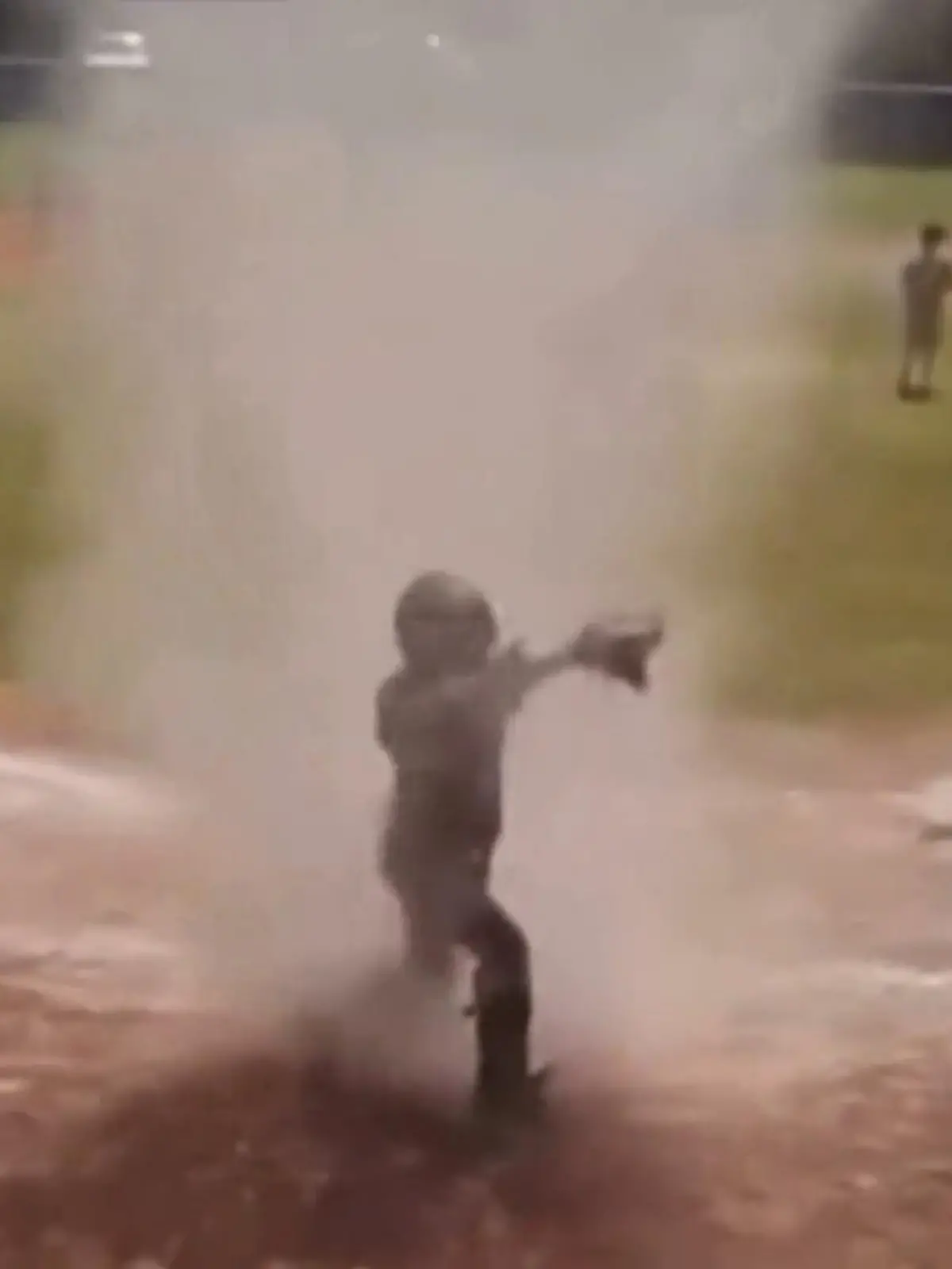 Es sollte ein ganz normales Baseballspiel für den 7-jährige Bauer Zoya werden, doch als er sich für den nächsten Spielzug bereit macht, sieht er plötzlich nichts mehr! Der kleine Junge wird von einem Staubteufel verschluckt. Wer ihn gerettet hat und wie es ihm heute geht, verraten wir im Video.