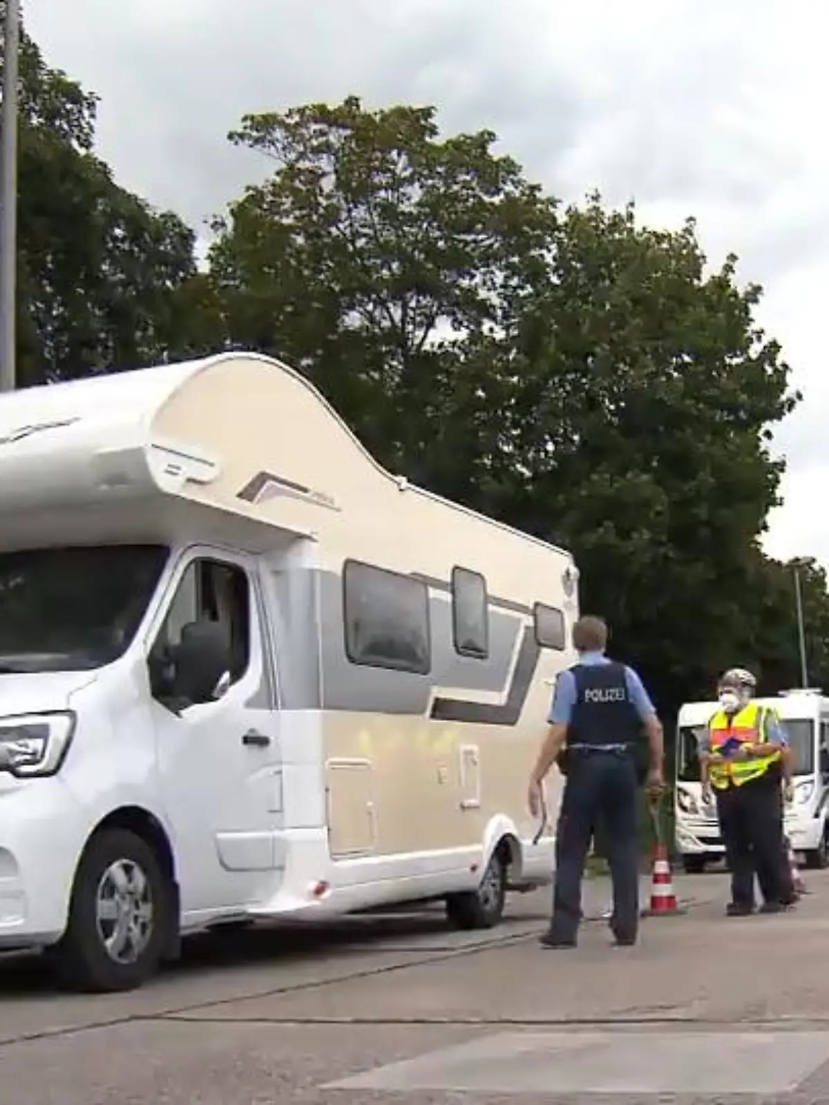 In Deutschland boomt der Urlaub mit dem Camper. Schließlich setzen sich Reisende bei einem Flug ins Ausland coronabedingt vielen Gefahren und Unsicherheiten aus. Der Ausflug mit Wohnmobil im Heimatland hingegen schützt vor der Quarantäne und das Infektionsrisiko fällt ohne Menschenmassen natürlich deutlich geringer aus. Allerdings kommt auf Urlauber jede Menge Verantwortung zu – die Polizei hat ein genaues Auge auf Wohnwagen und Wohnmobile. Für unseren Videobeitrag waren wir bei einer Kontrolle dabei.
