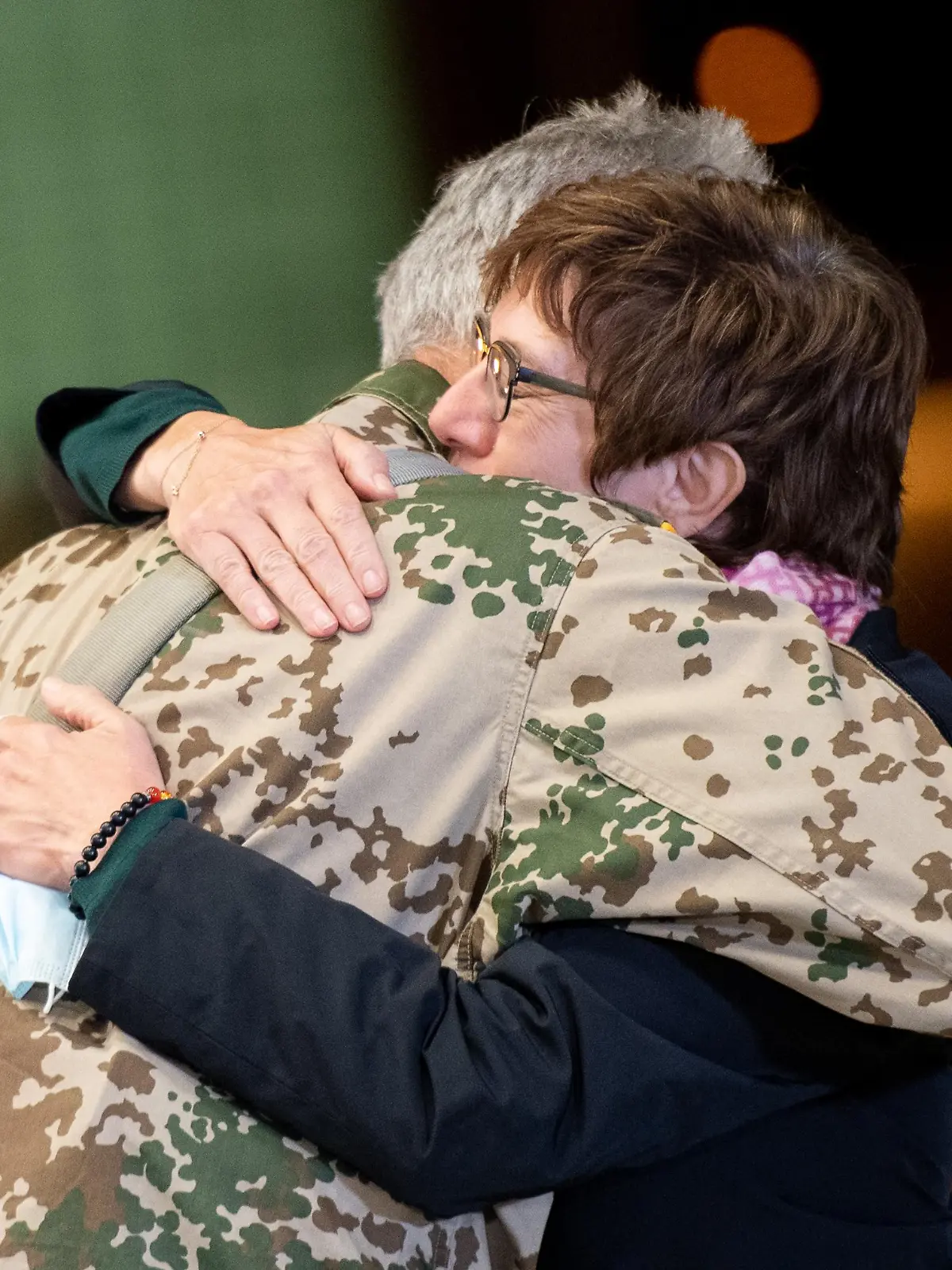 Bundeswehr-Rückkehr aus Afghanistan: Verteidigungsministerin Kramp-Karrenbauer umarmt Brigadegeneral Arlt