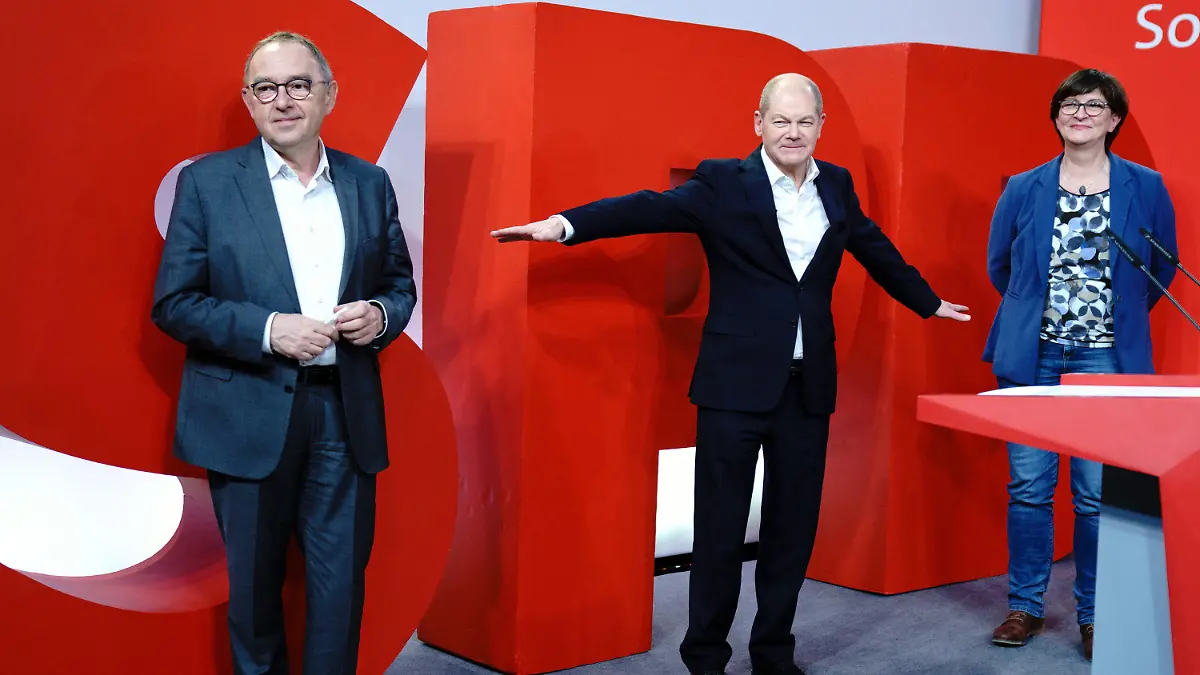 08.02.2021, Berlin: Olaf Scholz (SPD,M), Bundesminister der Finanzen und SPD-Kanzlerkandidaten, und die SPD-Parteivorsitzenden Saskia Esken und Norbert Walter-Borjans stehen nach der Jahresklausur des SPD-Vorstands für ein Foto im Willy-Brandt-Haus zusammen. Foto: Kay Nietfeld/dpa +++ dpa-Bildfunk +++