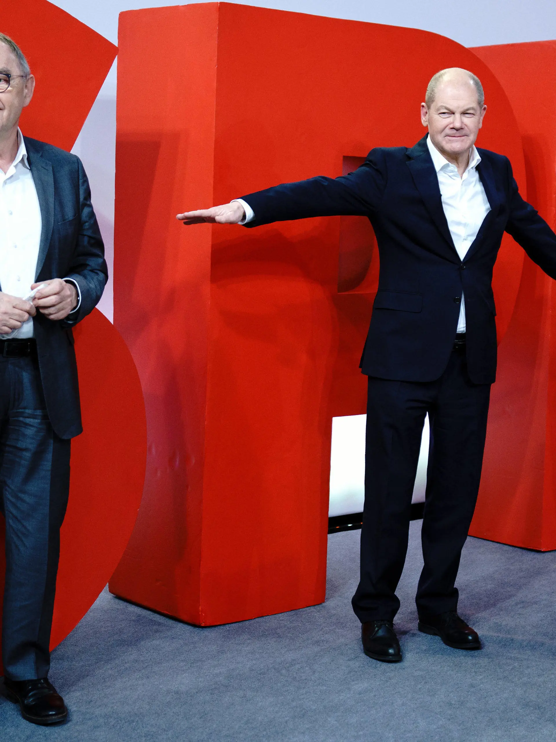 08.02.2021, Berlin: Olaf Scholz (SPD,M), Bundesminister der Finanzen und SPD-Kanzlerkandidaten, und die SPD-Parteivorsitzenden Saskia Esken und Norbert Walter-Borjans stehen nach der Jahresklausur des SPD-Vorstands für ein Foto im Willy-Brandt-Haus zusammen. Foto: Kay Nietfeld/dpa +++ dpa-Bildfunk +++